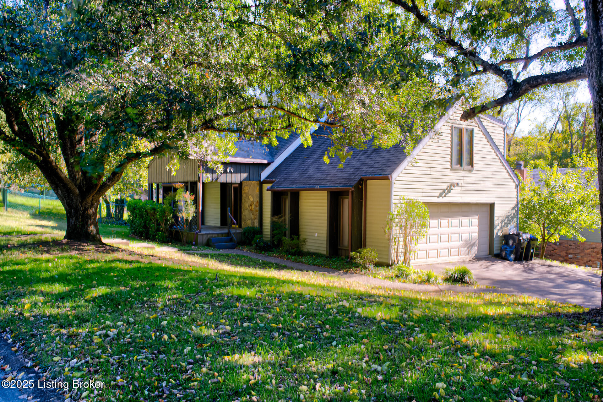741 Middle Way Property Photo 3