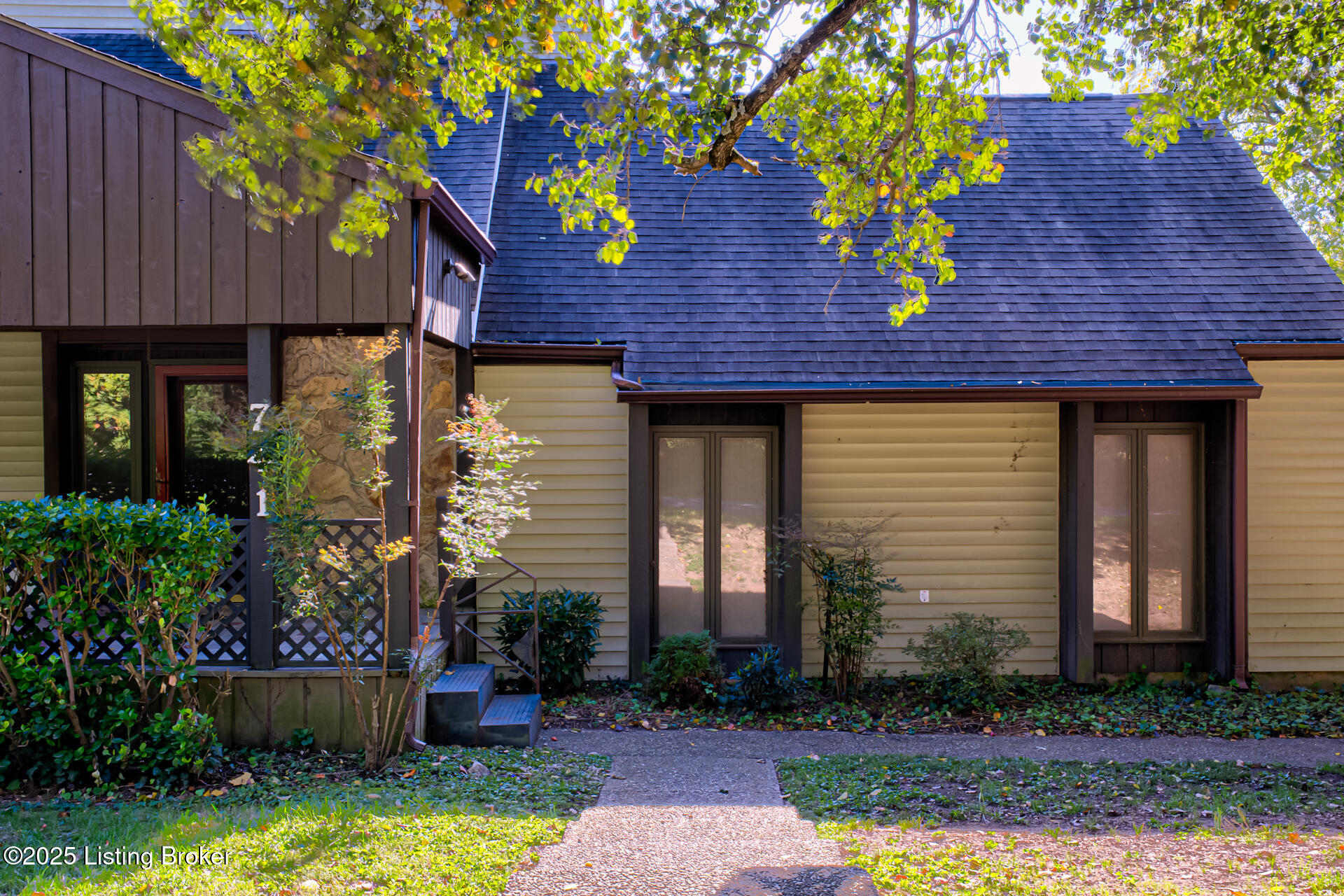 741 Middle Way Property Photo 4