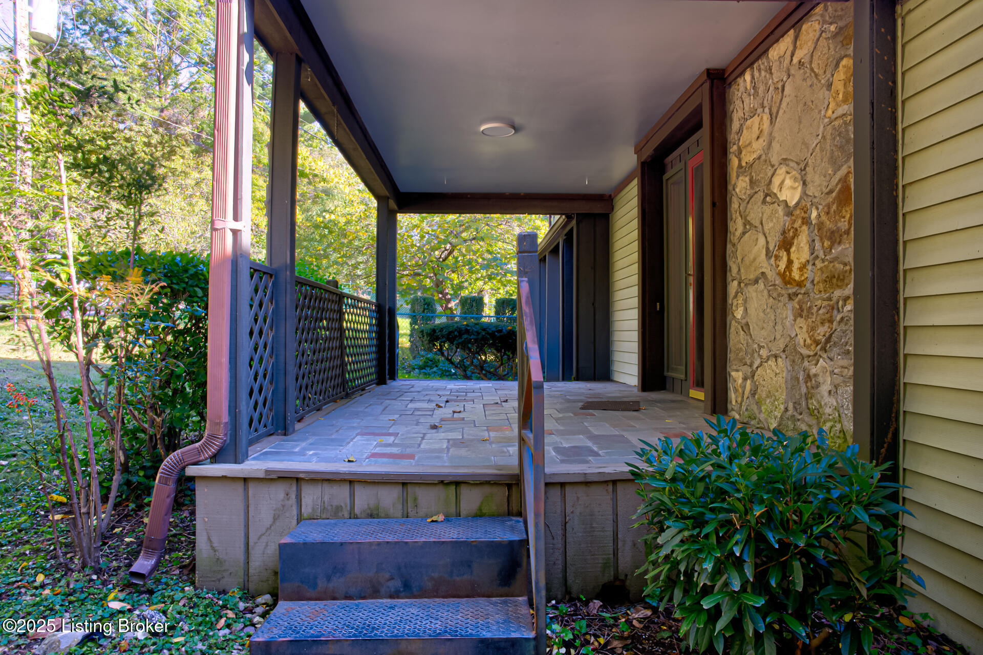 741 Middle Way Property Photo 5