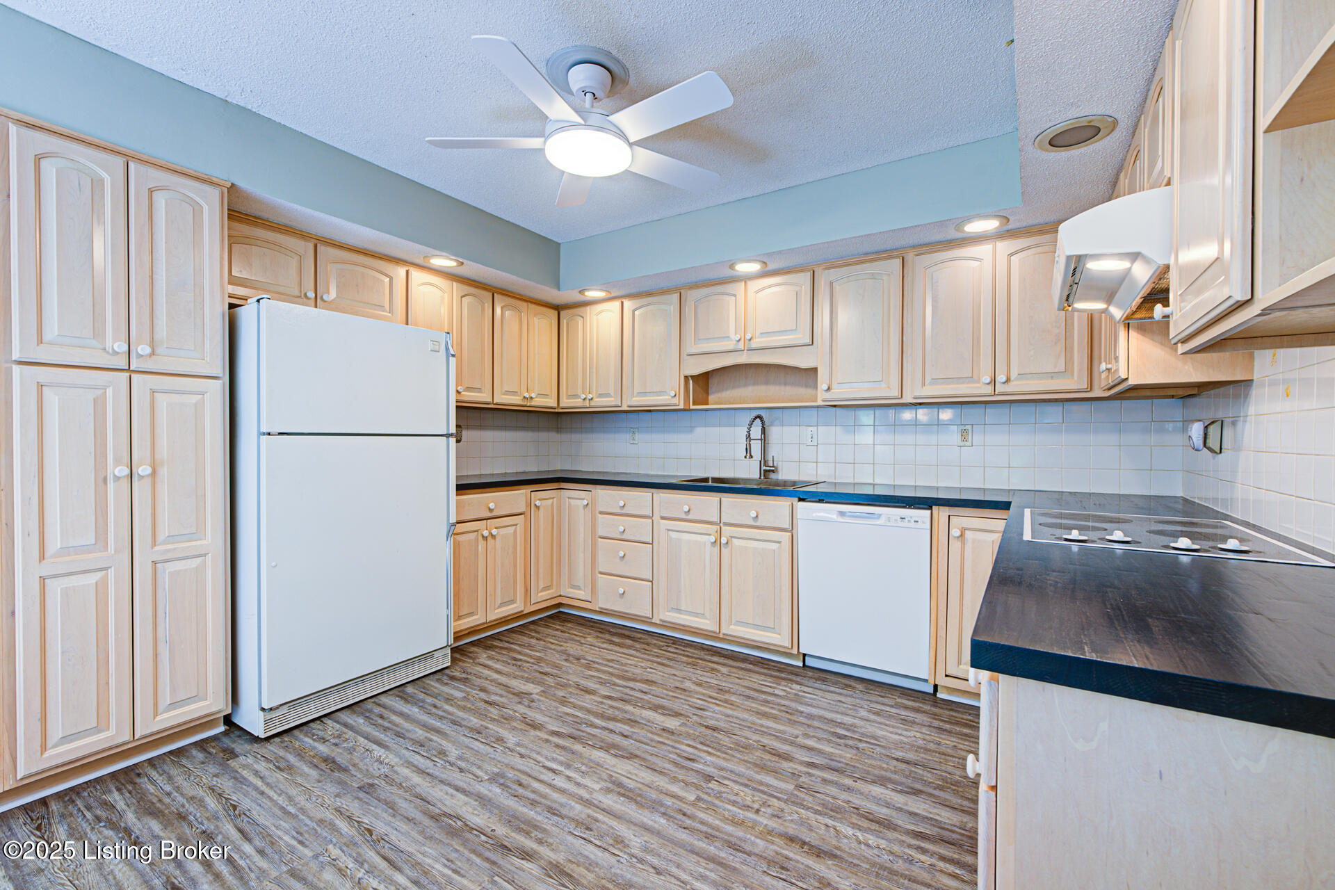741 Middle Way Property Photo 18