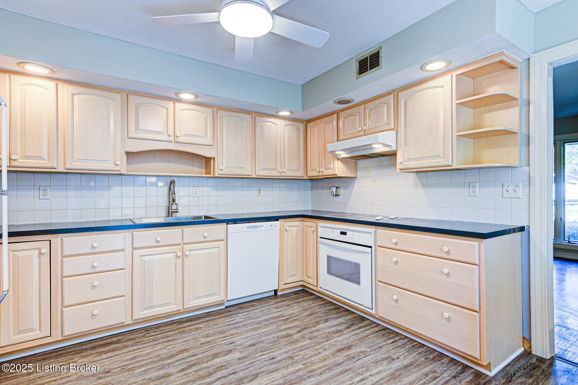 741 Middle Way Property Photo 20