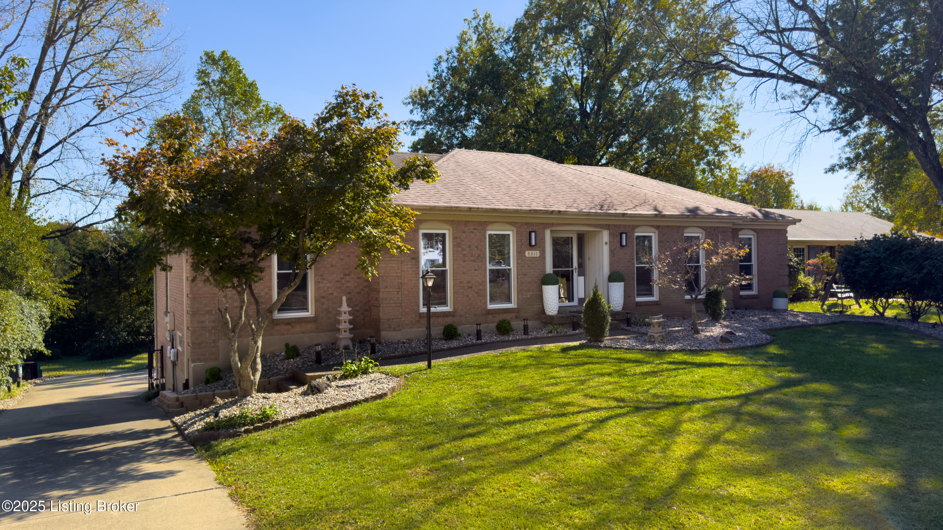 8311 Pine Grove Ct Property Photo 2