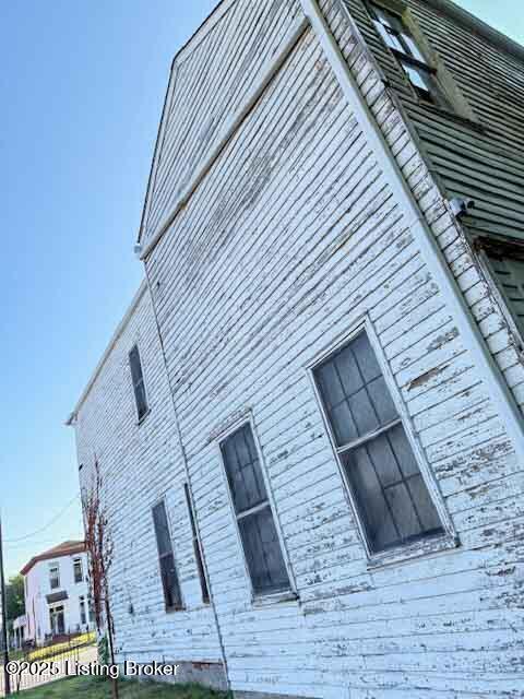 2237 W Jefferson St Property Photo 6