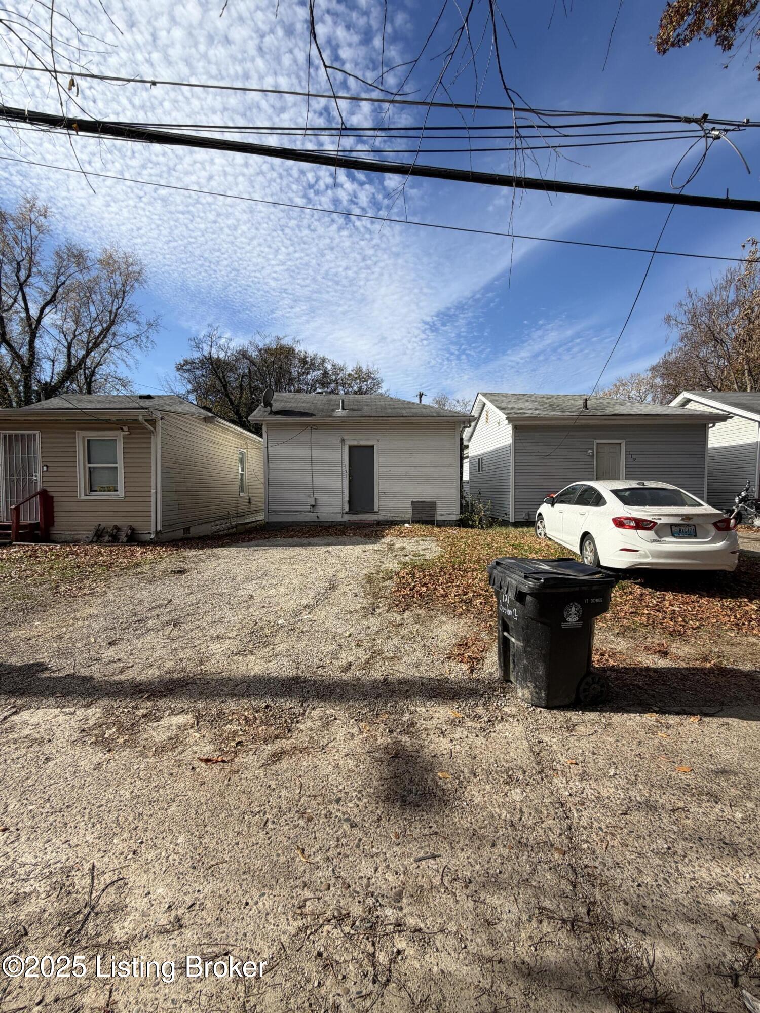 121 Boston Ct Property Photo 2