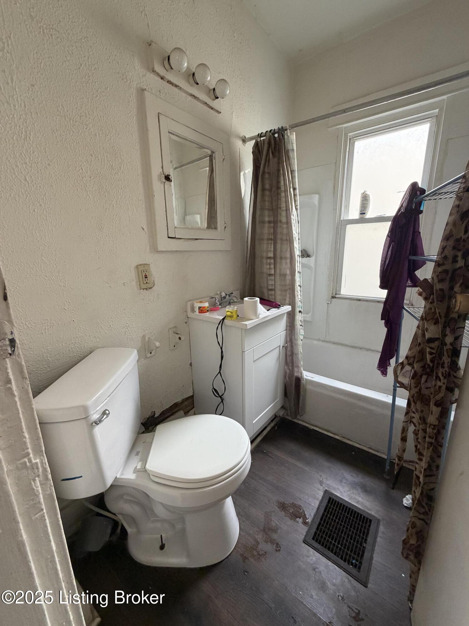 121 Boston Ct Property Photo 3