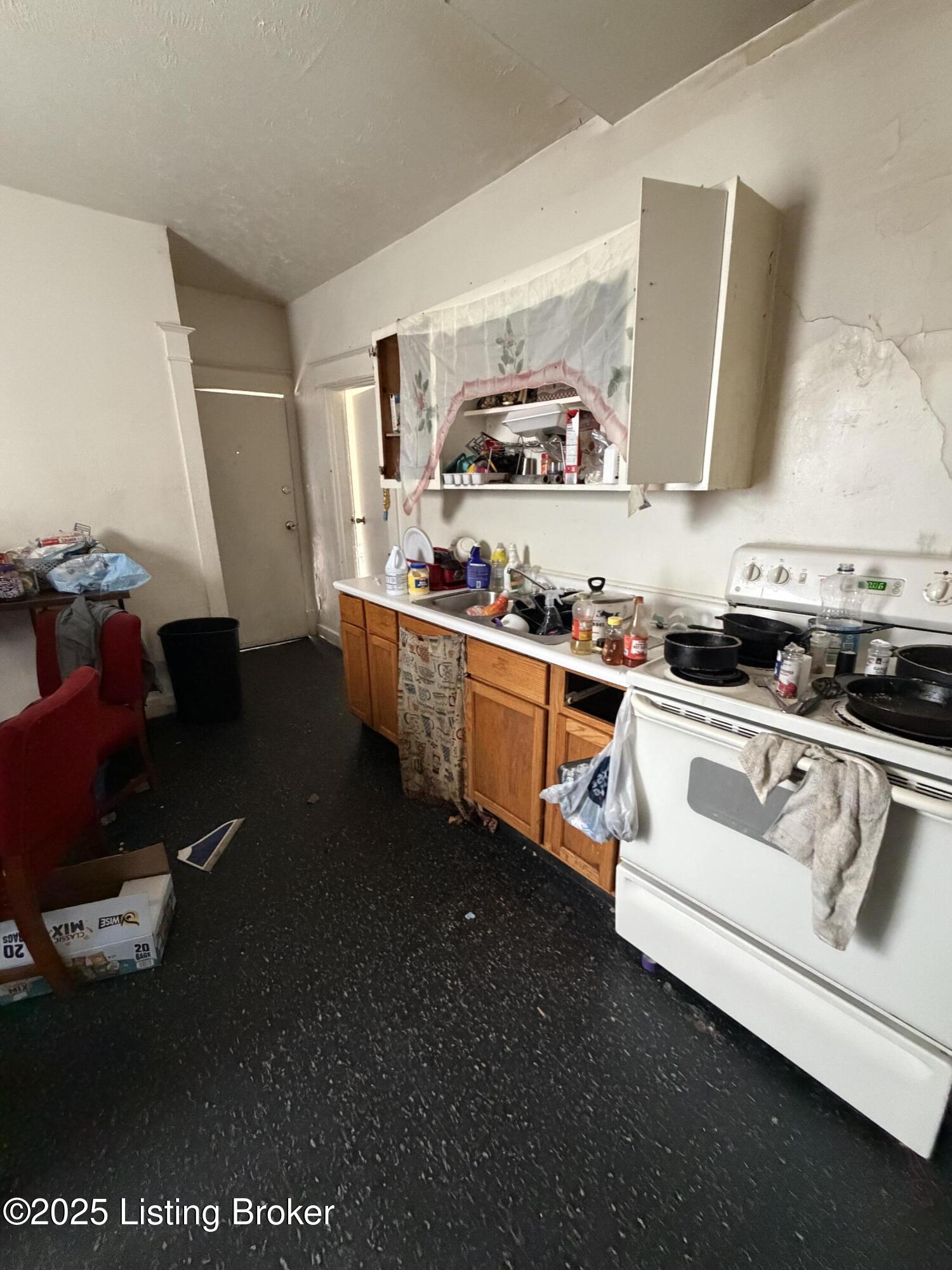 121 Boston Ct Property Photo 4