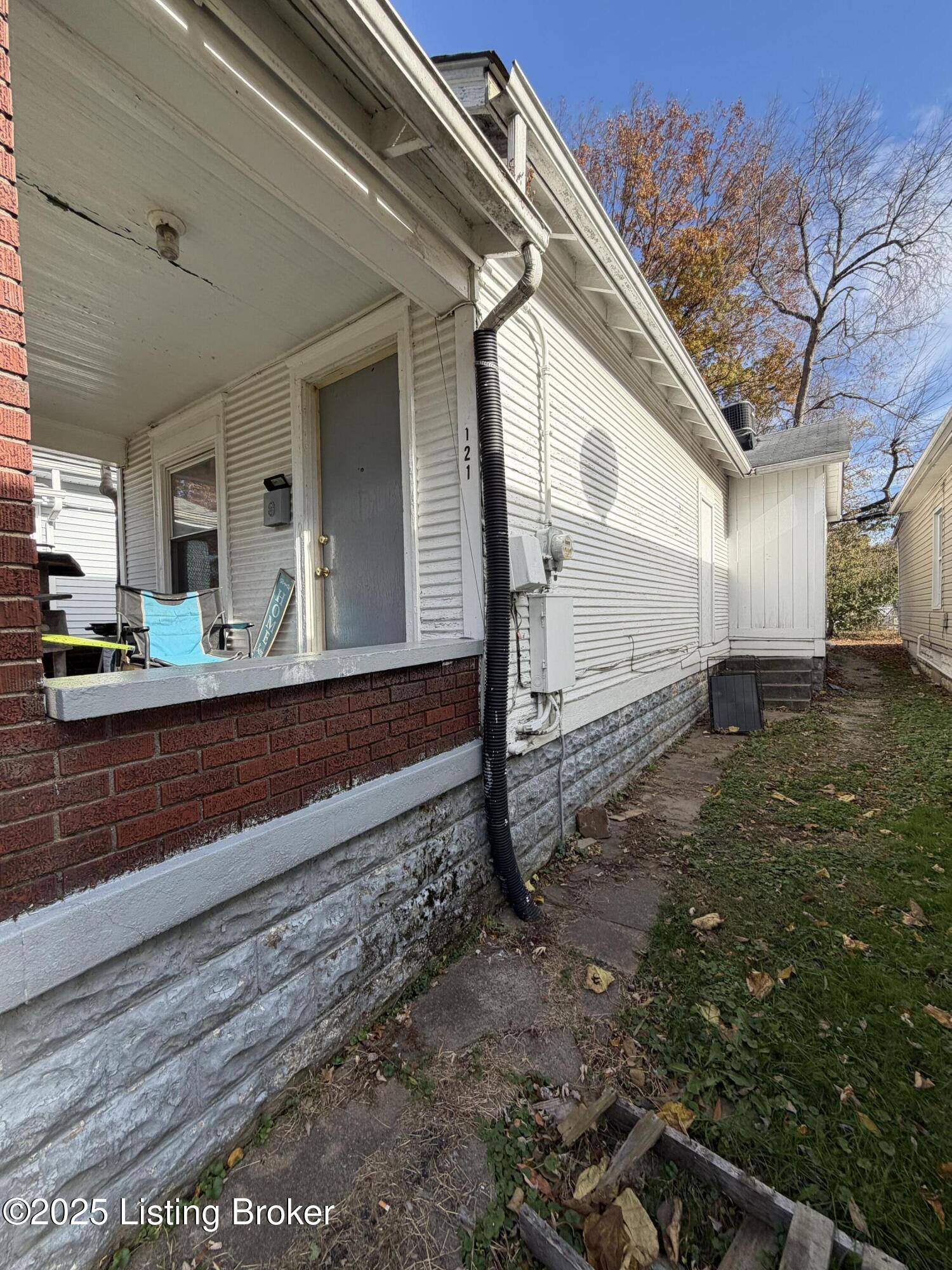121 Boston Ct Property Photo 7