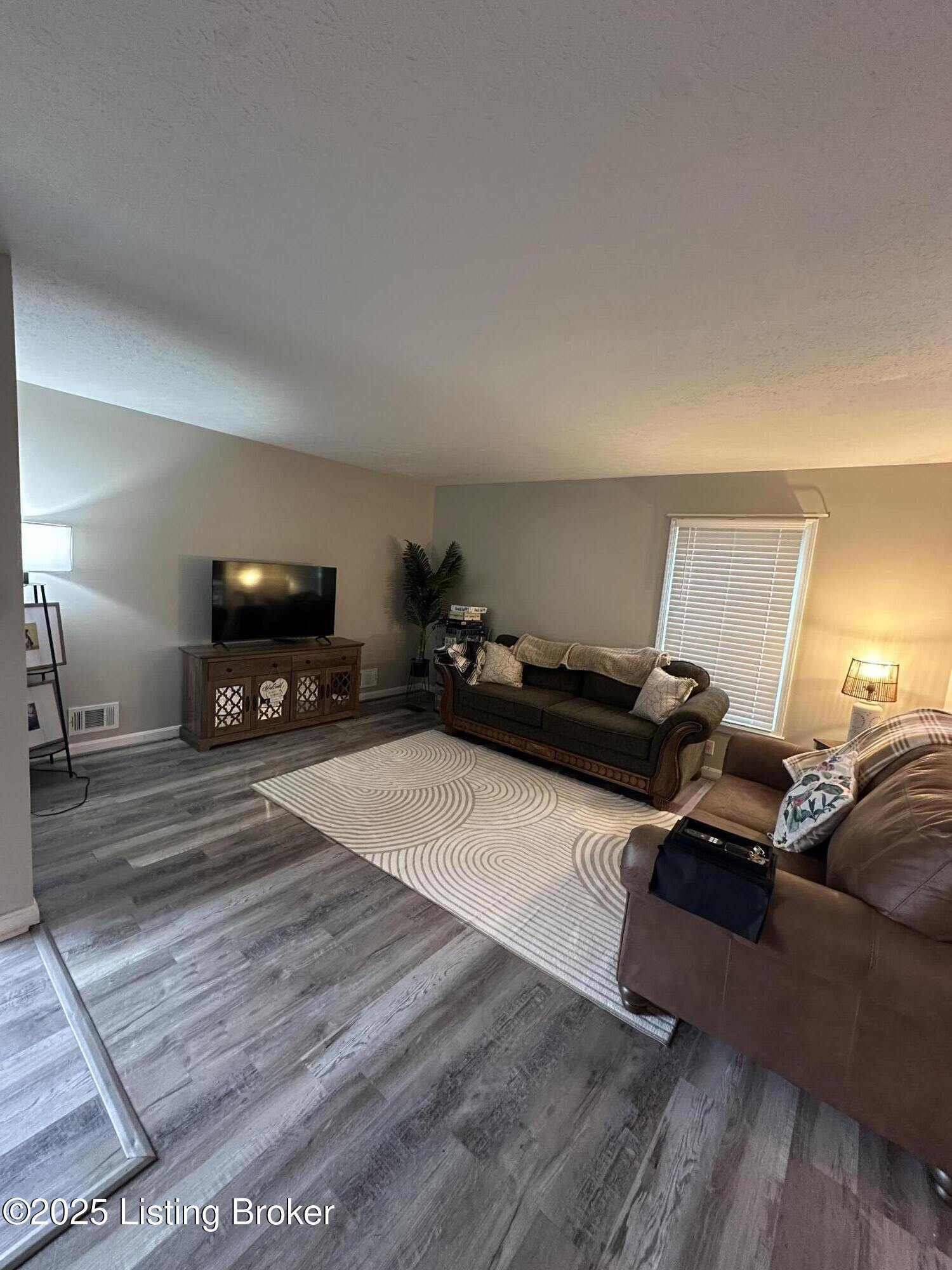 5209 Fisherman Ct Property Photo 3
