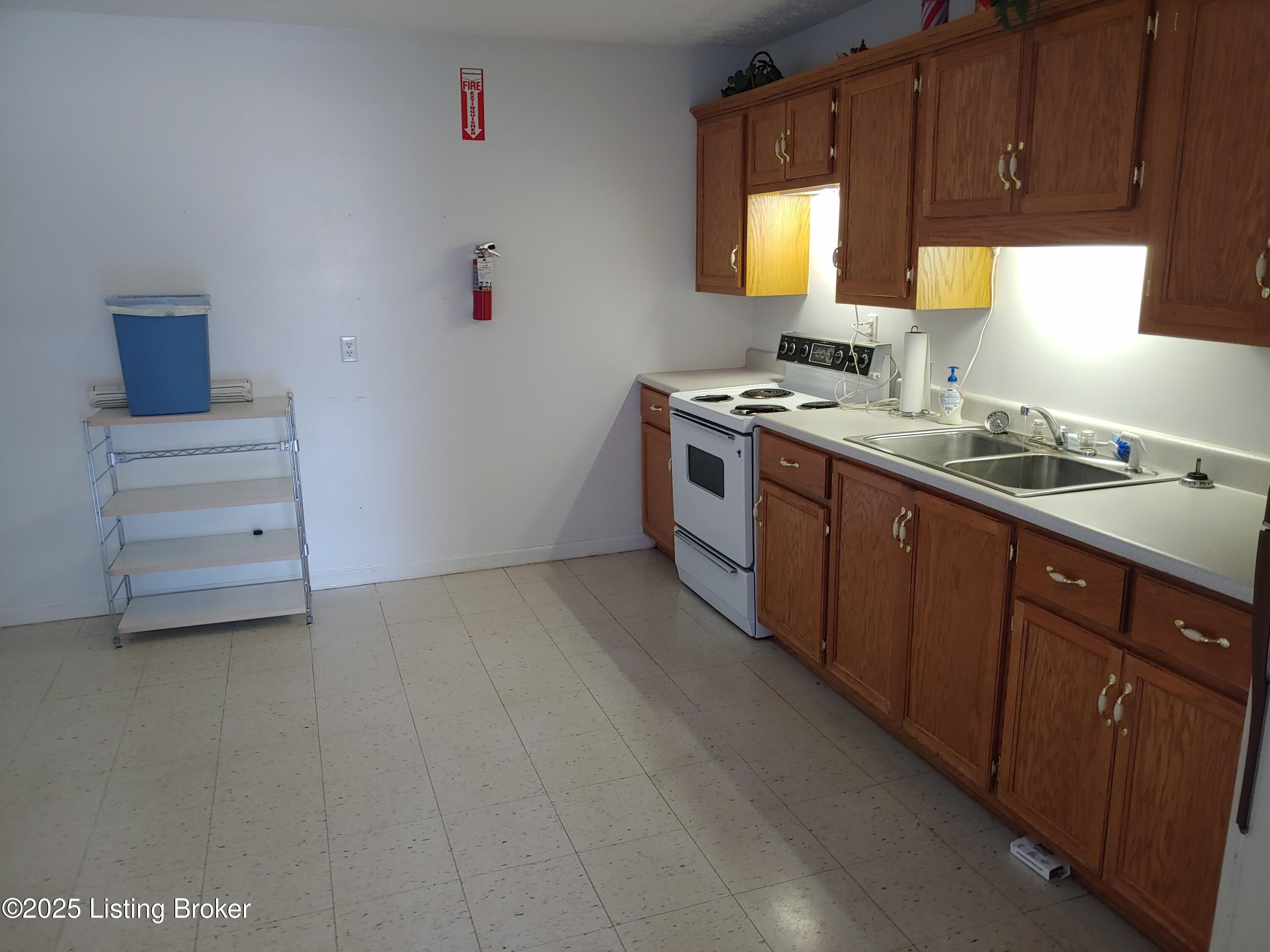 102 Castle Ridge Dr Property Photo 1