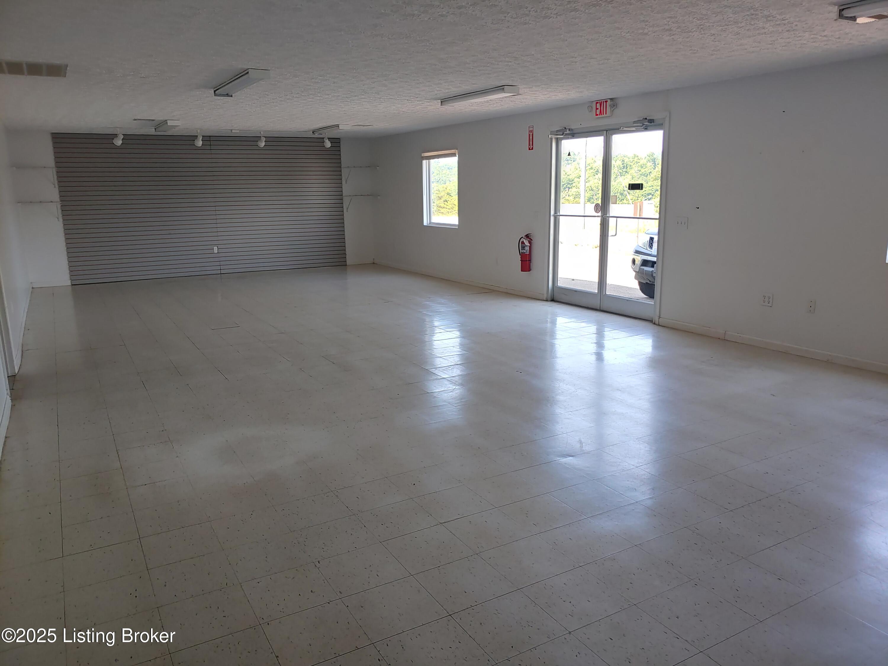 102 Castle Ridge Dr Property Photo 3