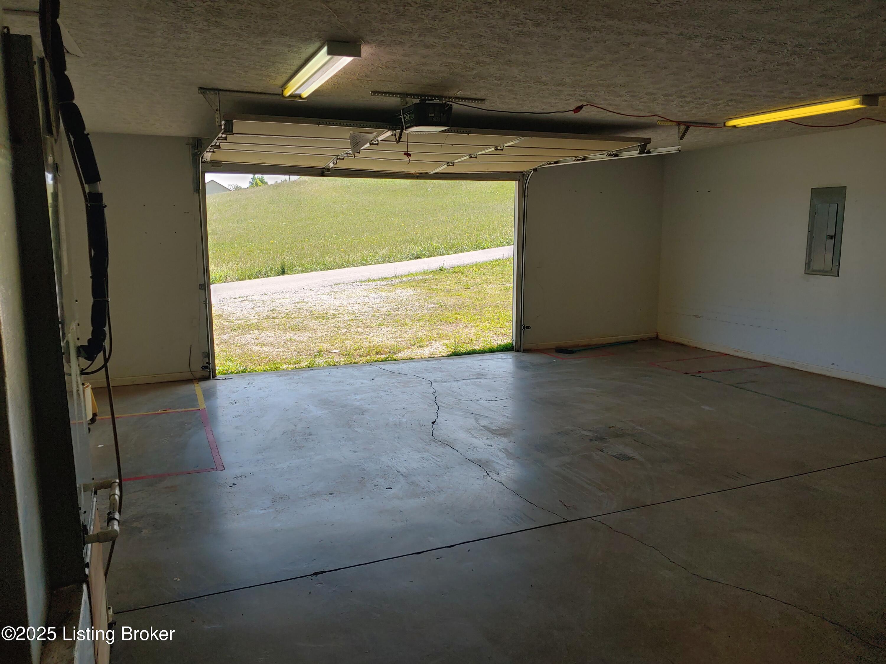 102 Castle Ridge Dr Property Photo 5