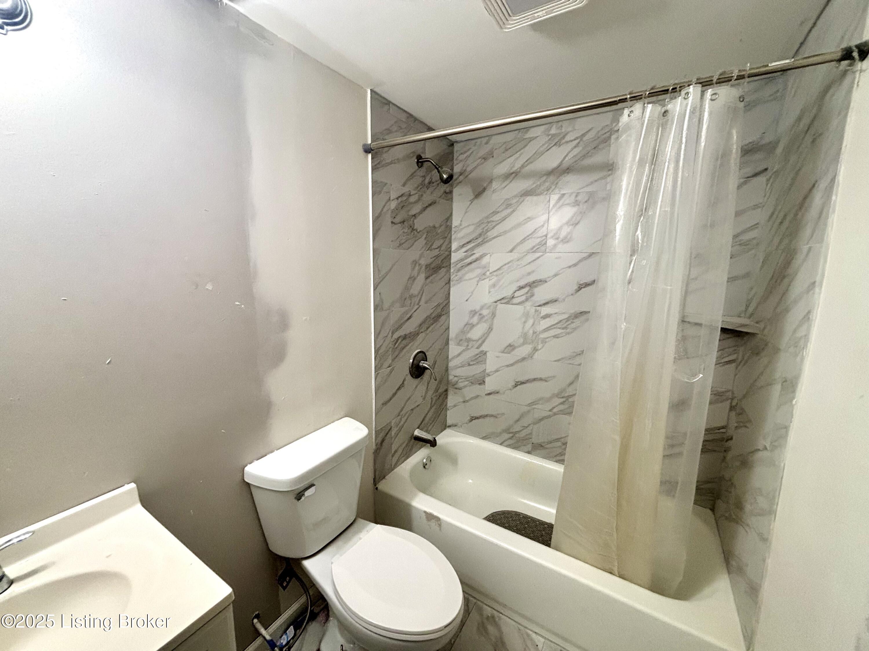 4003 Grand Ave Property Photo 4