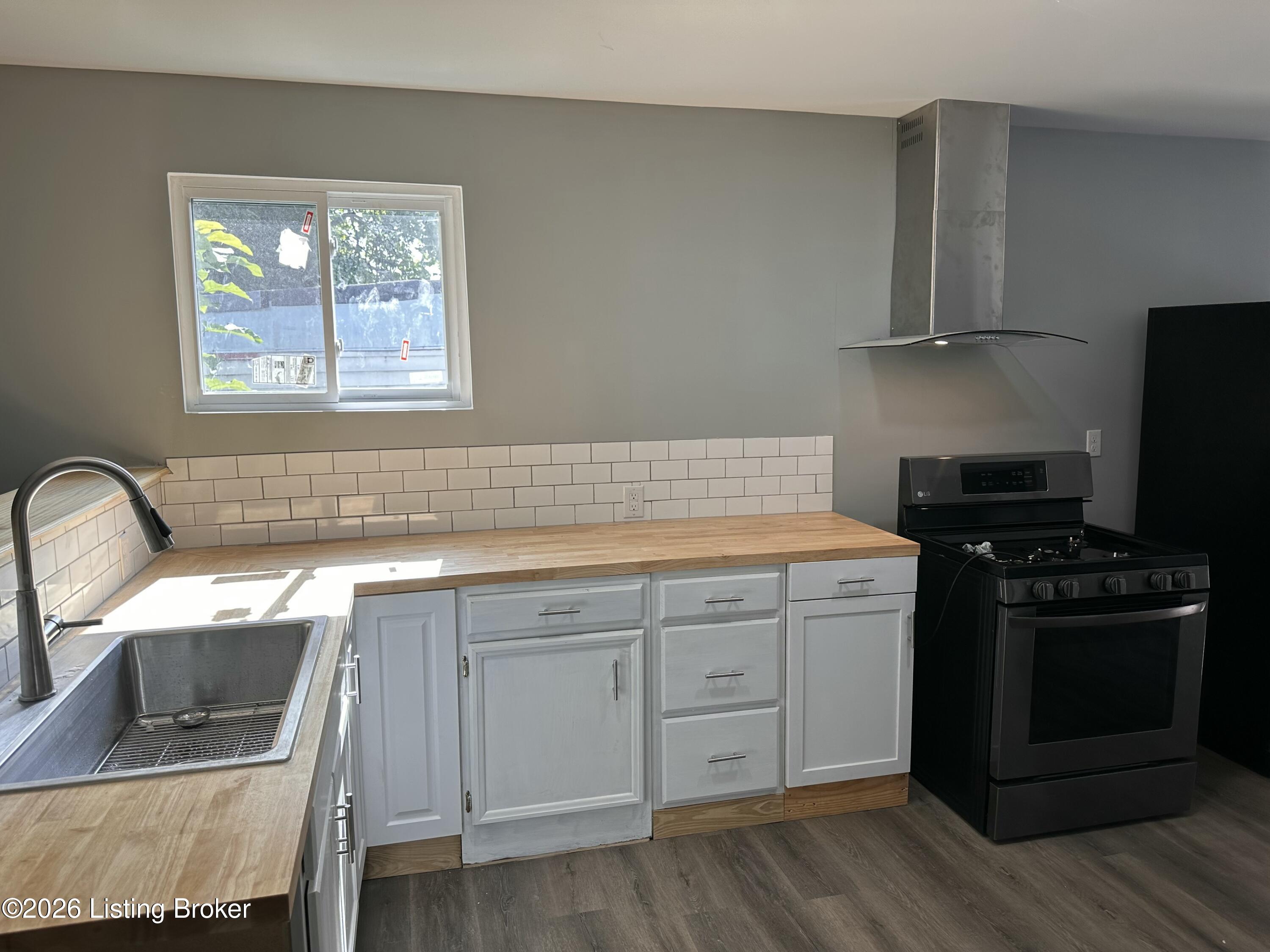 1727 Lytle St Property Photo 2