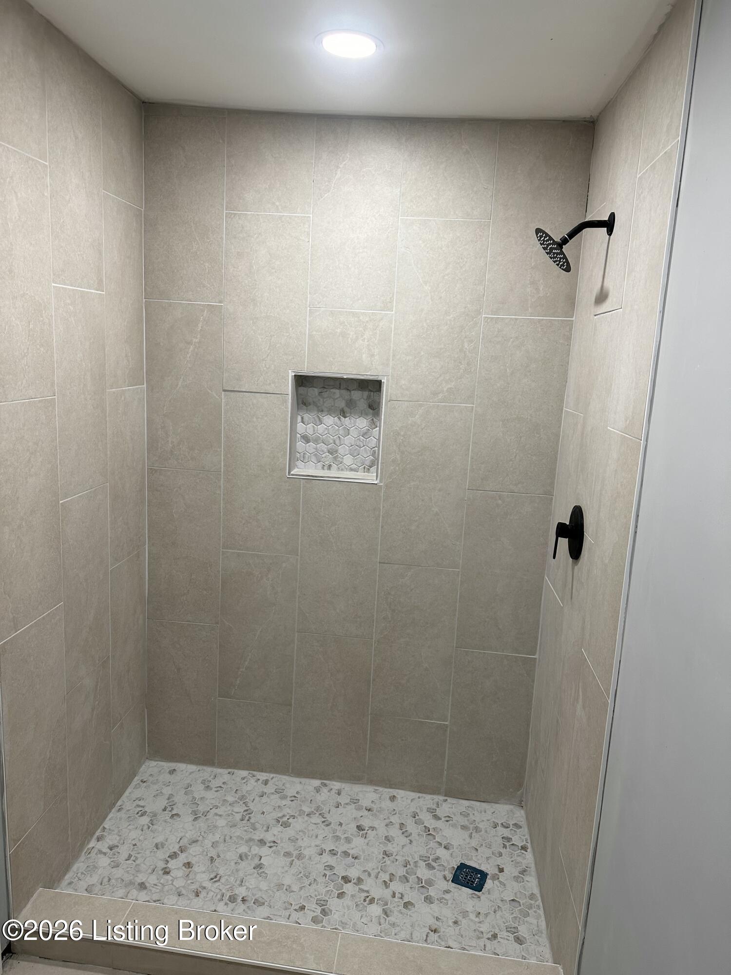 1727 Lytle St Property Photo 3