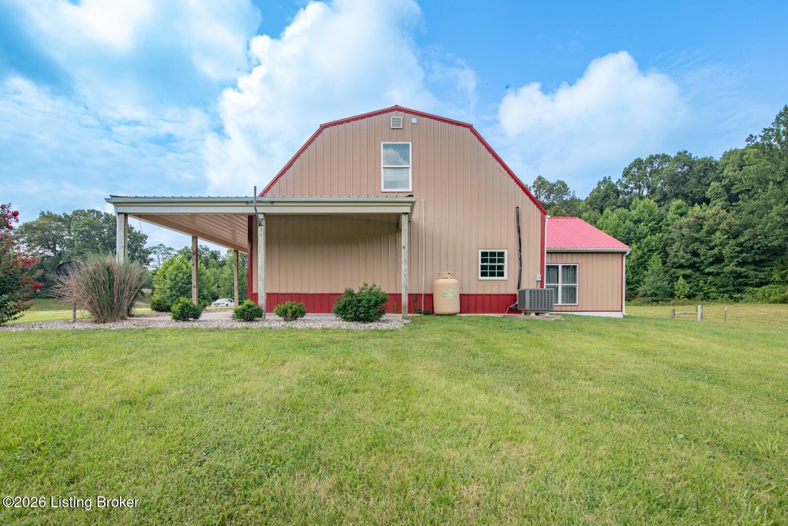 1096 Eastview Rd Property Photo 6
