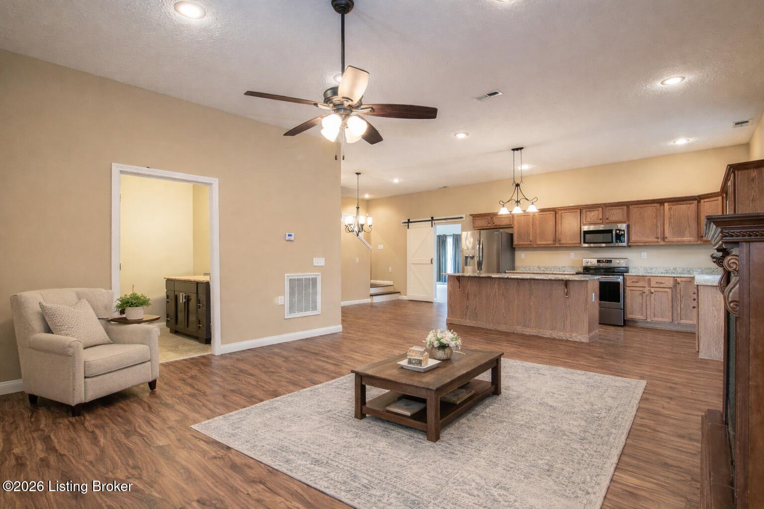 1096 Eastview Rd Property Photo 18