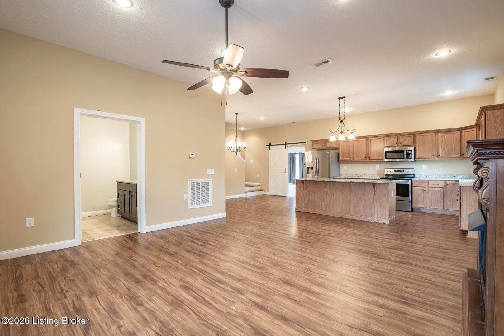 1096 Eastview Rd Property Photo 19