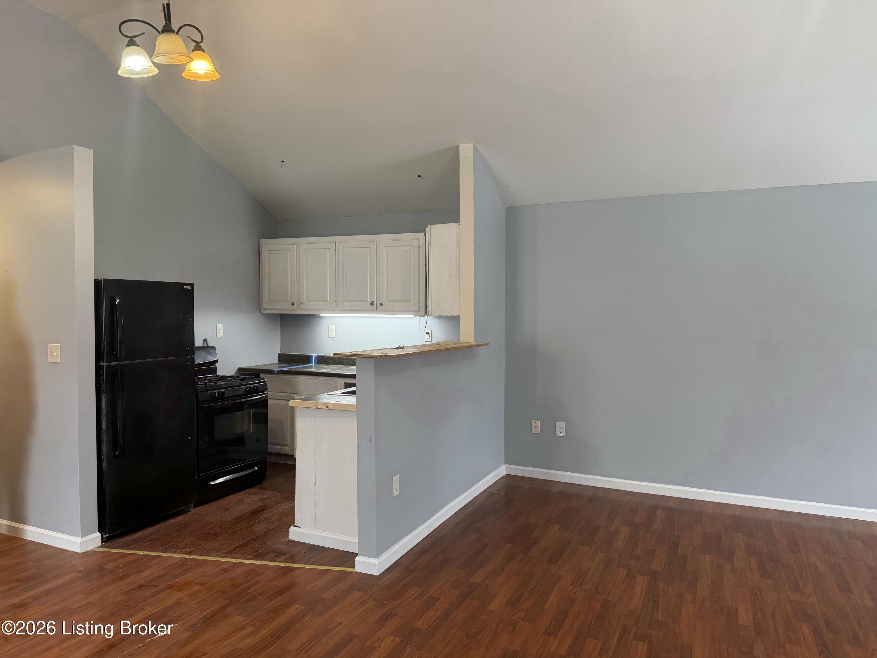 2506 Howard St Property Photo 5