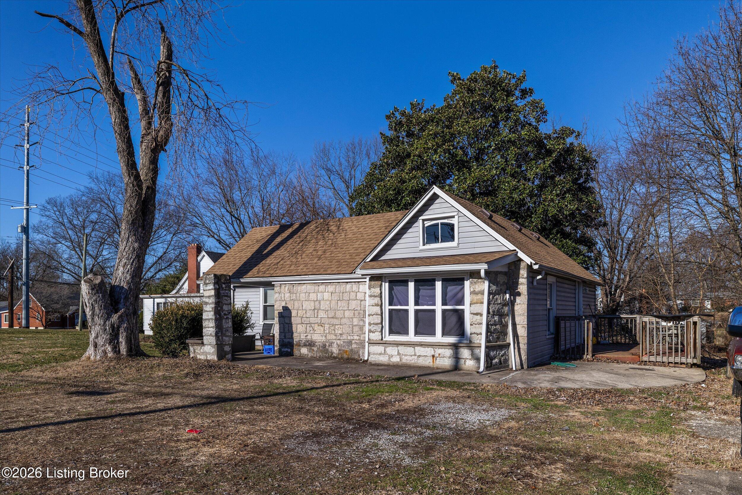1811 Rockford Ln Property Photo 2
