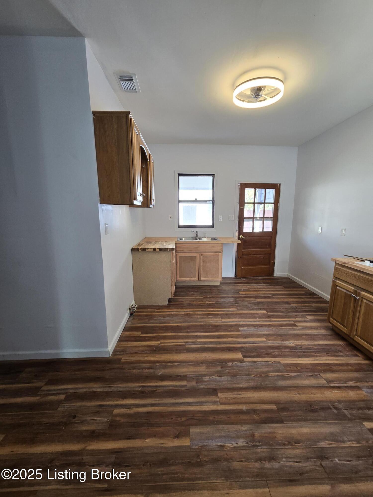1815 Owen St Property Photo 8