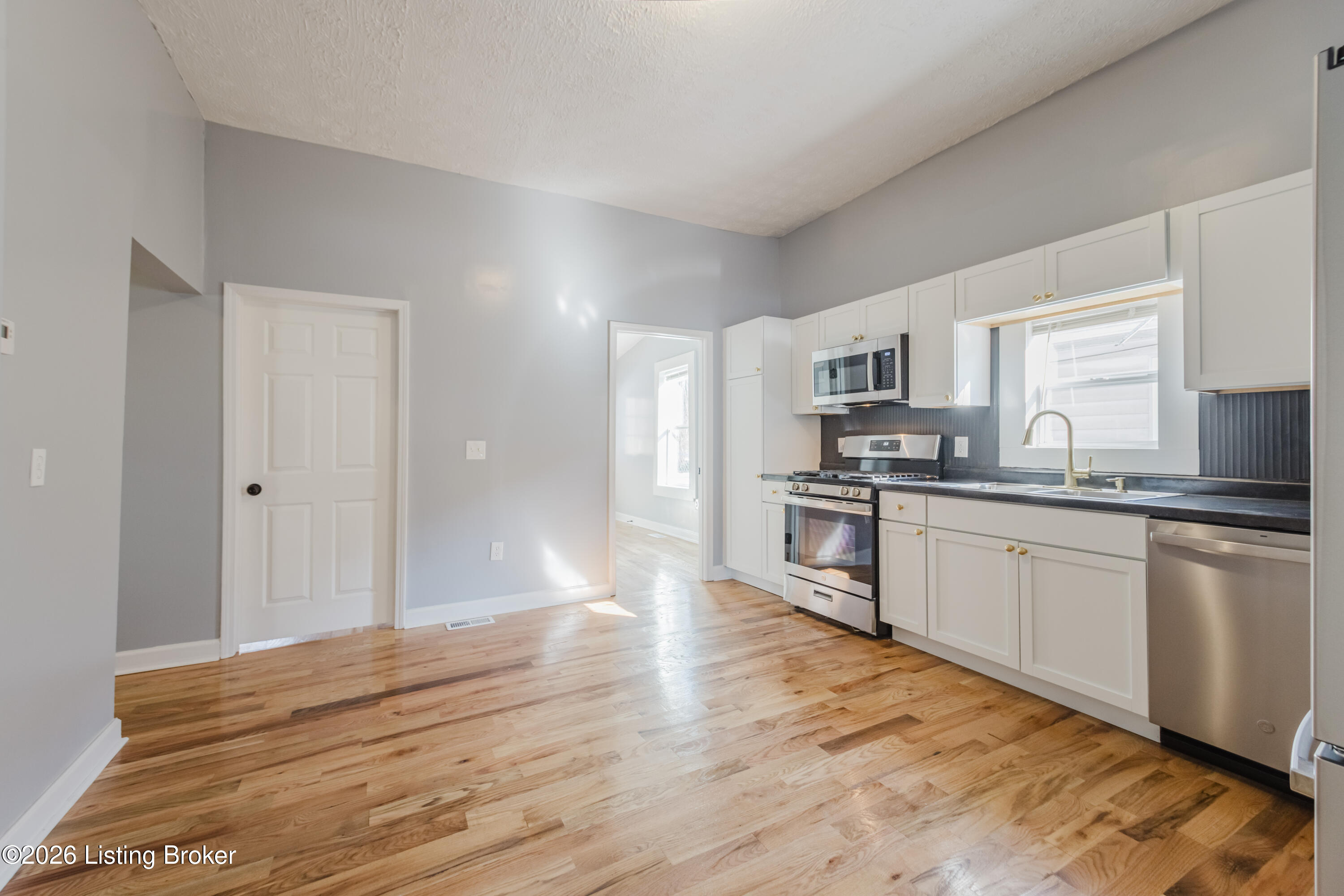 2639 Greenwood Ave Property Photo 6
