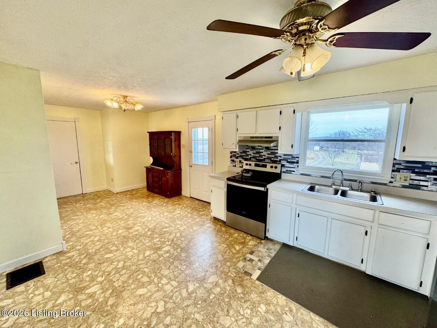 3390 Polin Rd Property Photo 3