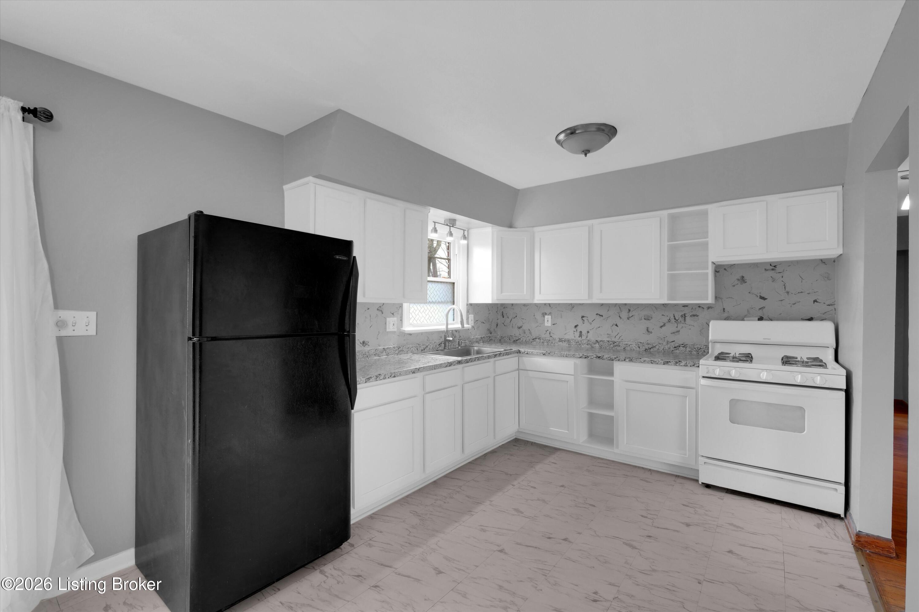 2322 Perth Dr Property Photo 6