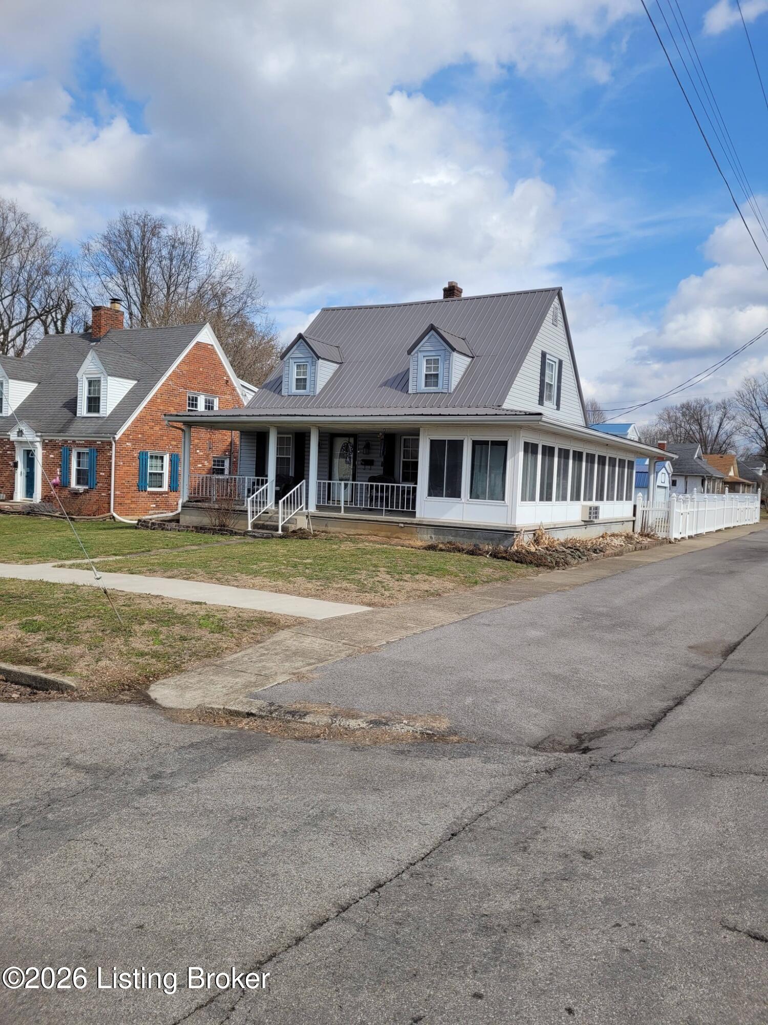 315 9th St Property Photo 2