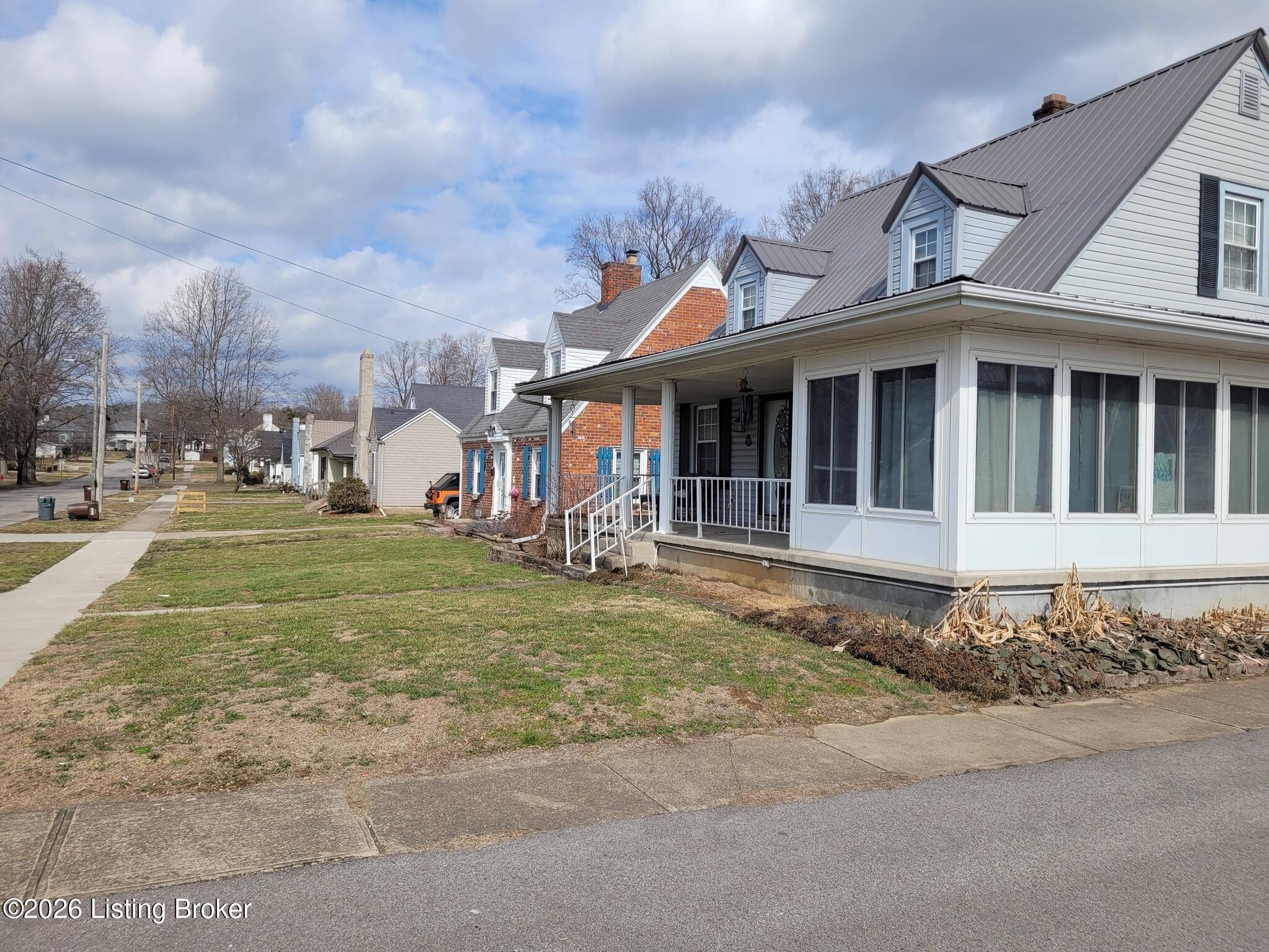 315 9th St Property Photo 3
