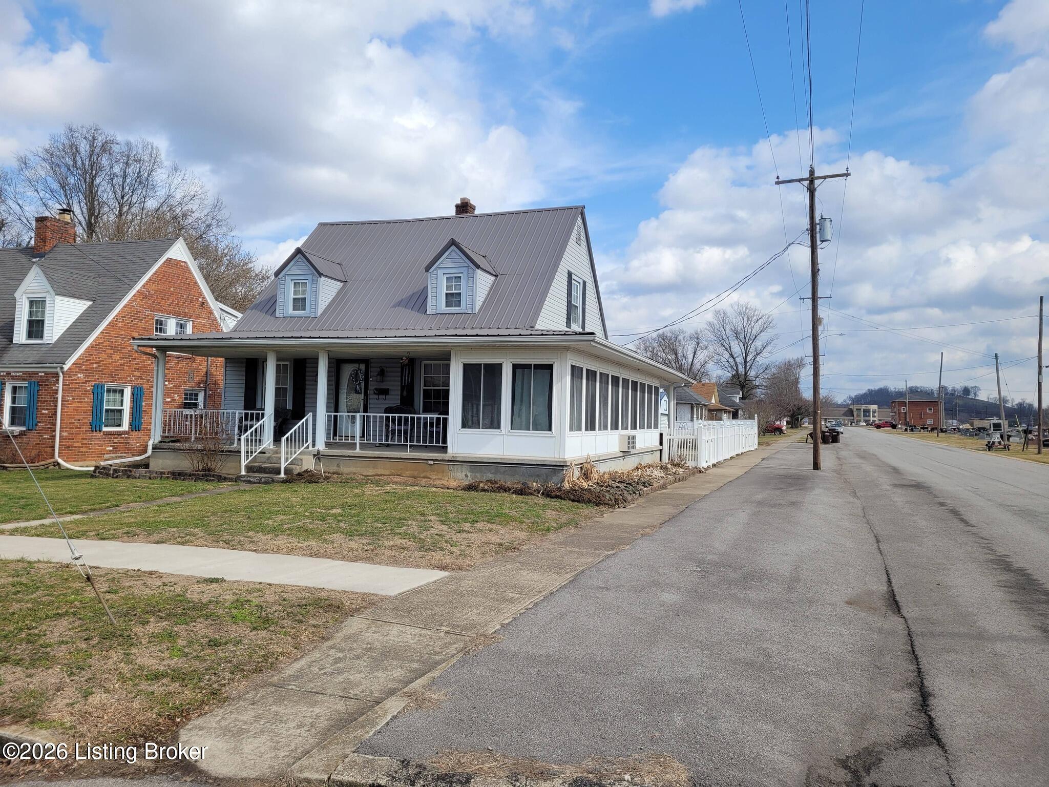 315 9th St Property Photo 4