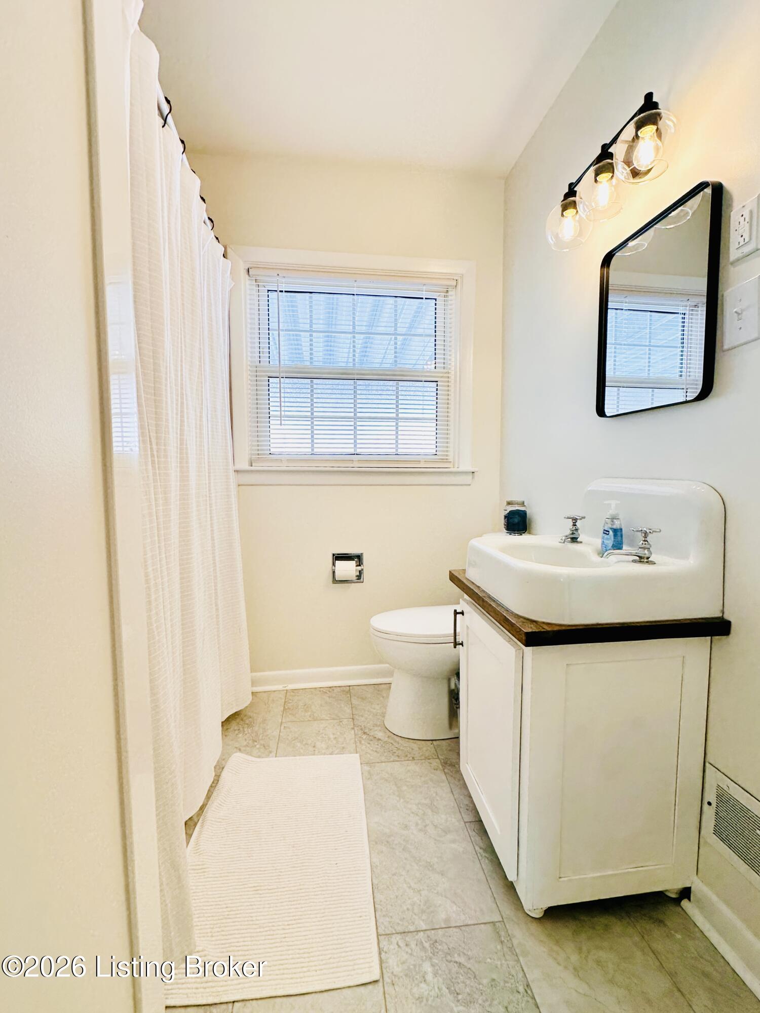 303 W Market St Property Photo 49