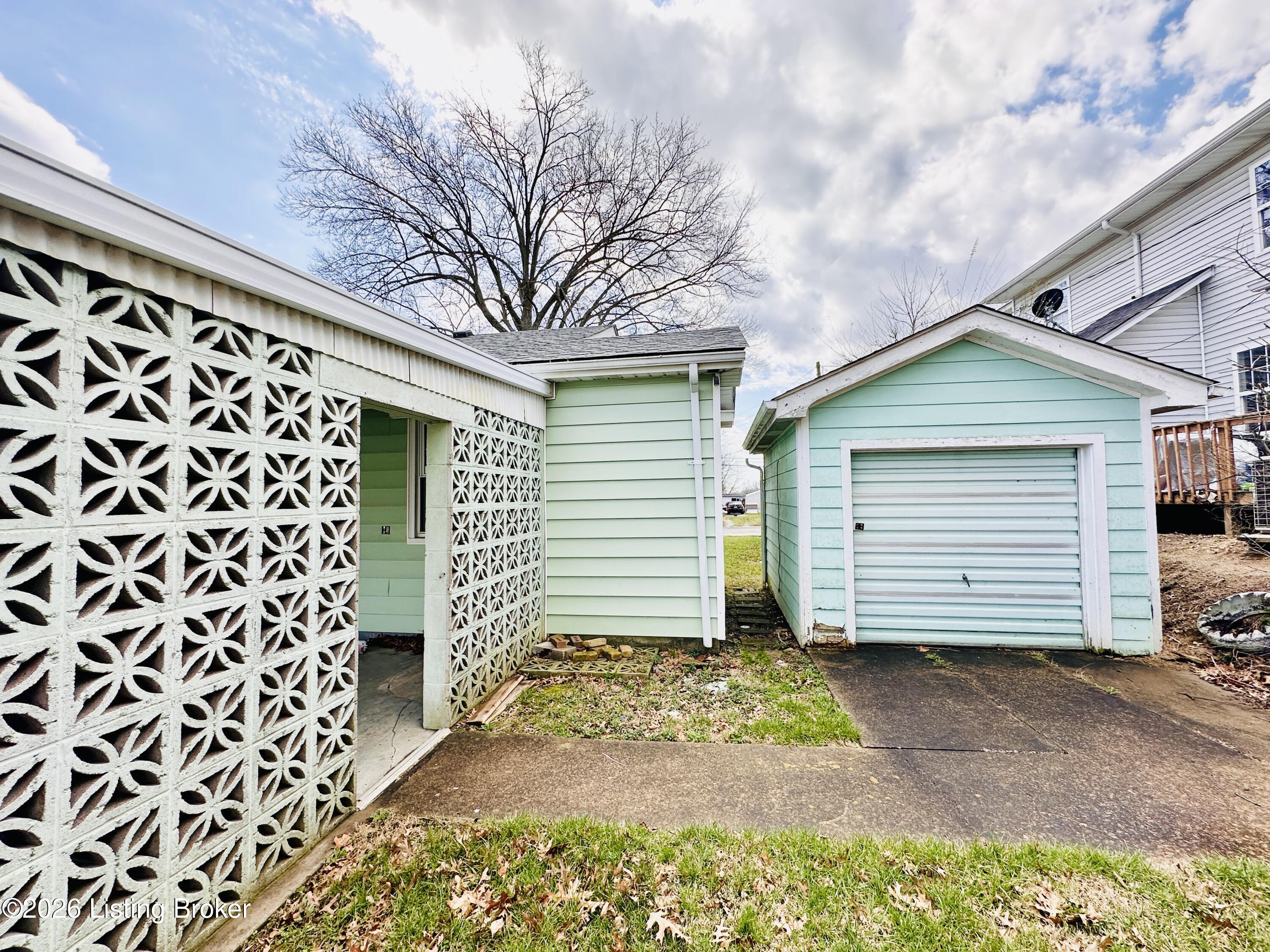 303 W Market St Property Photo 56