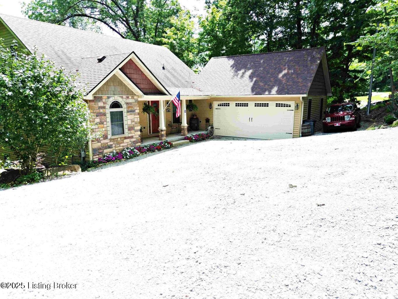 525 N Riverbend Rd Property Photo 3