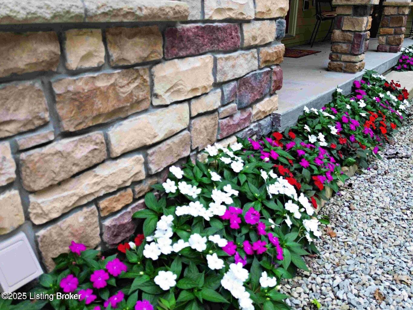525 N Riverbend Rd Property Photo 14
