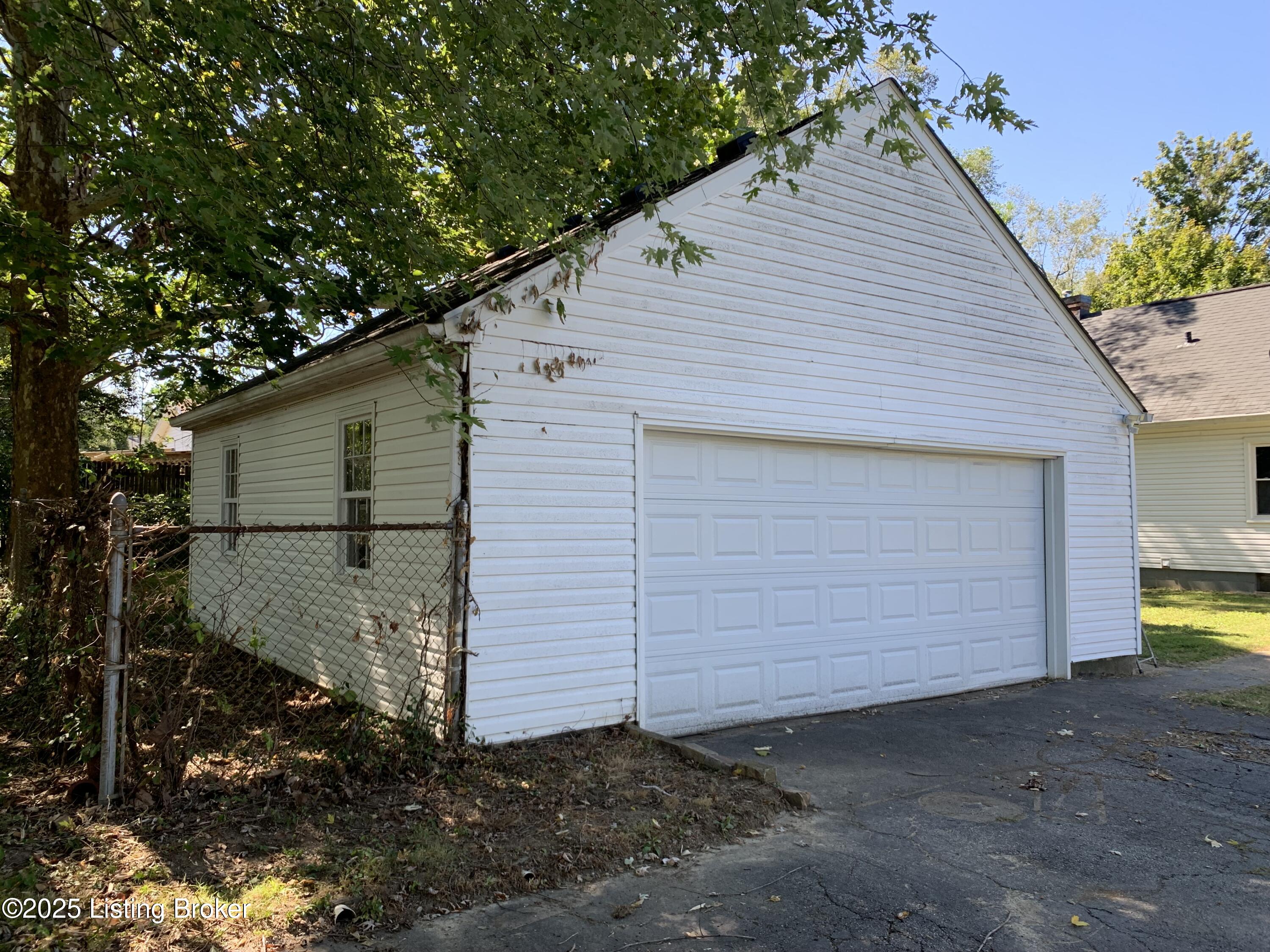 311 Maple Ct Property Photo 4