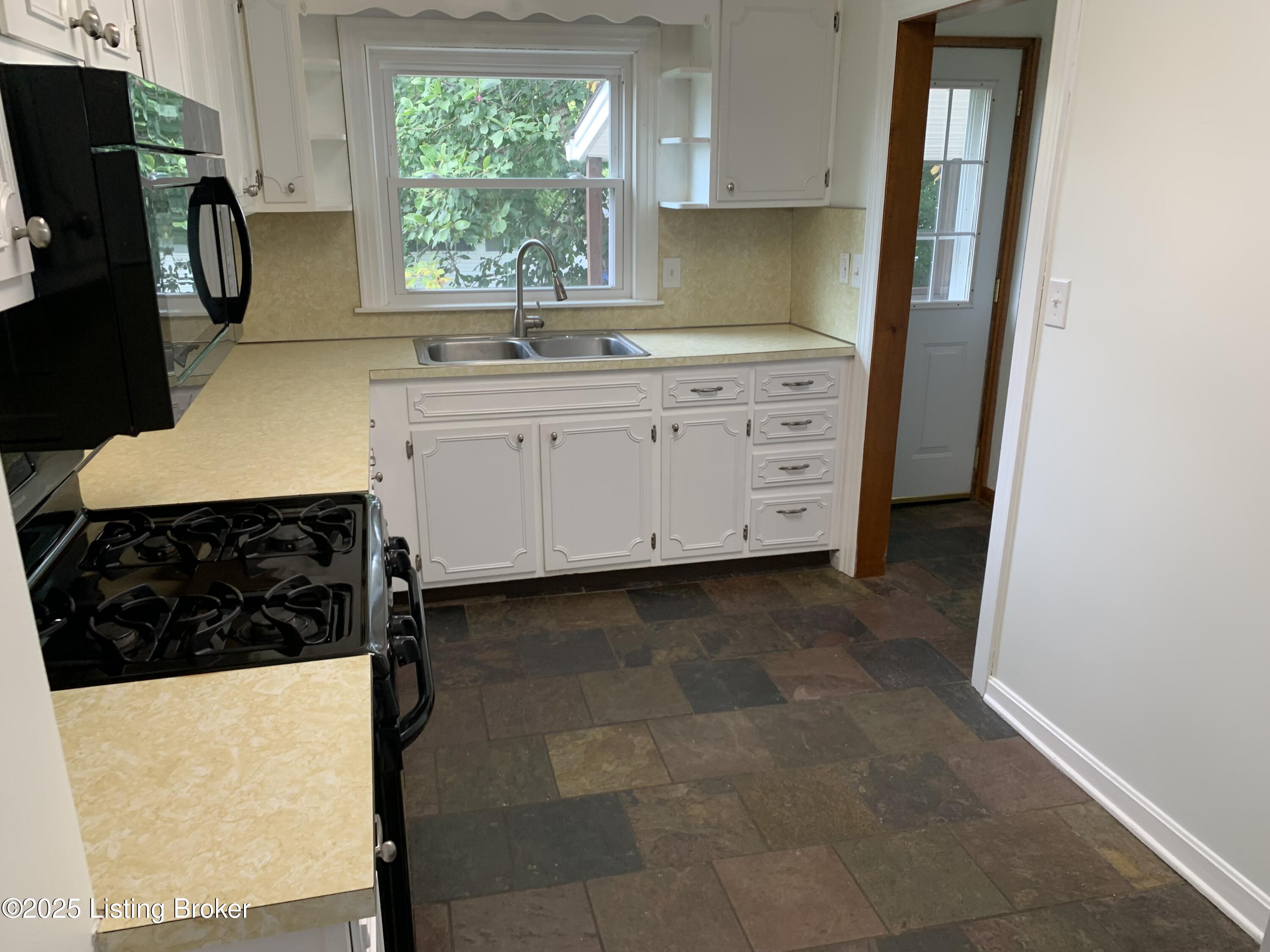 311 Maple Ct Property Photo 5