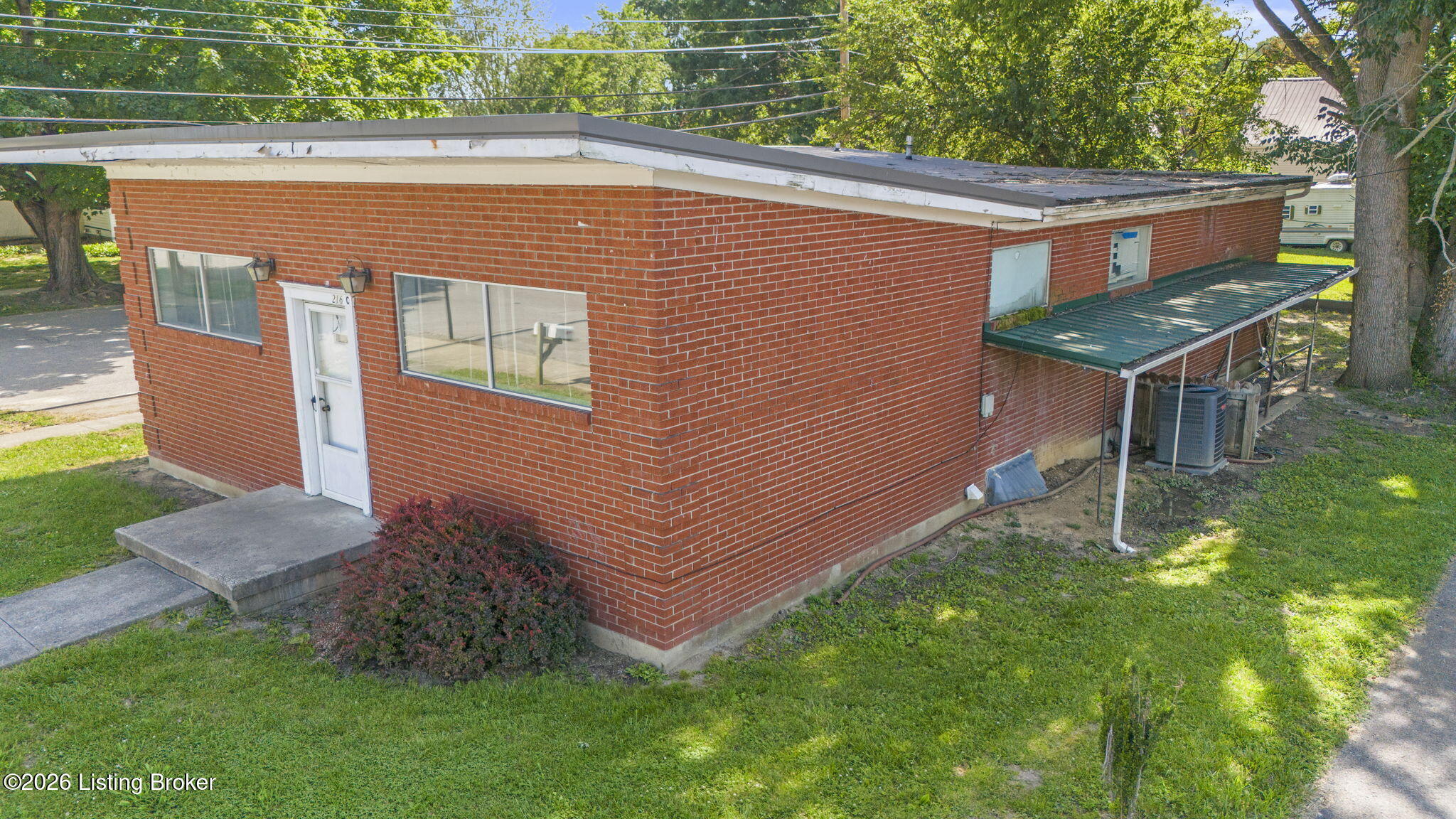 216 5th St Property Photo 1