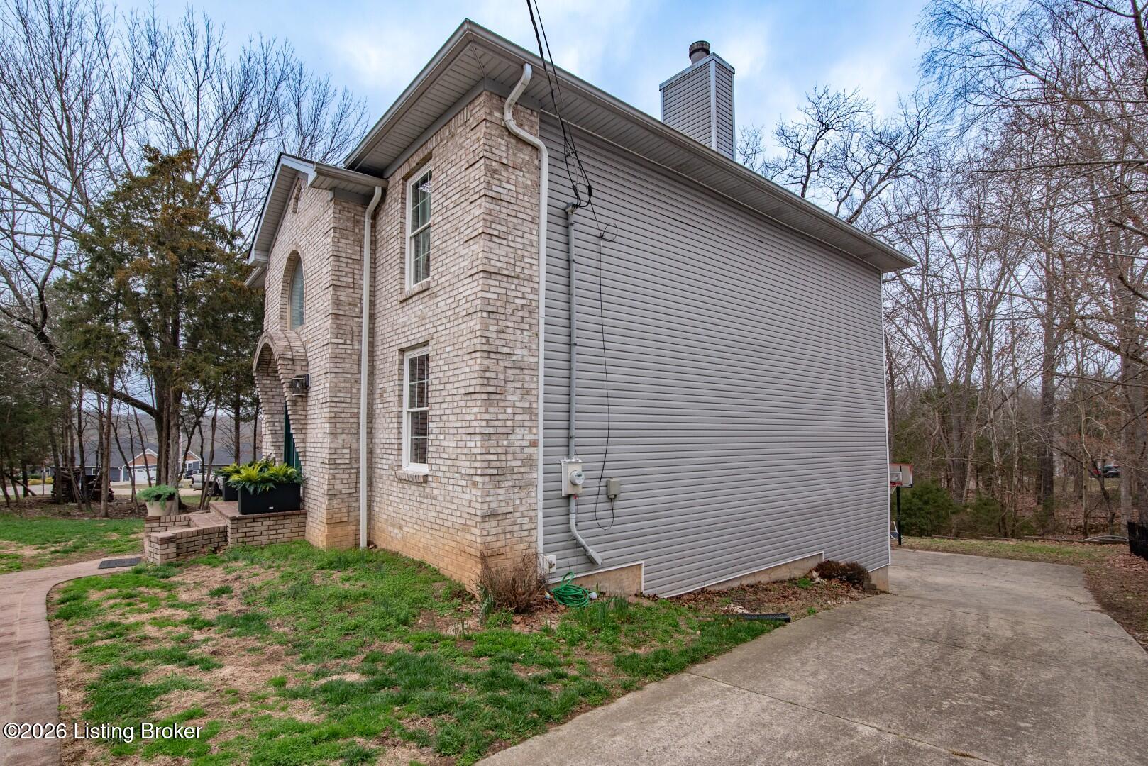182 Woodview Dr Property Photo 3
