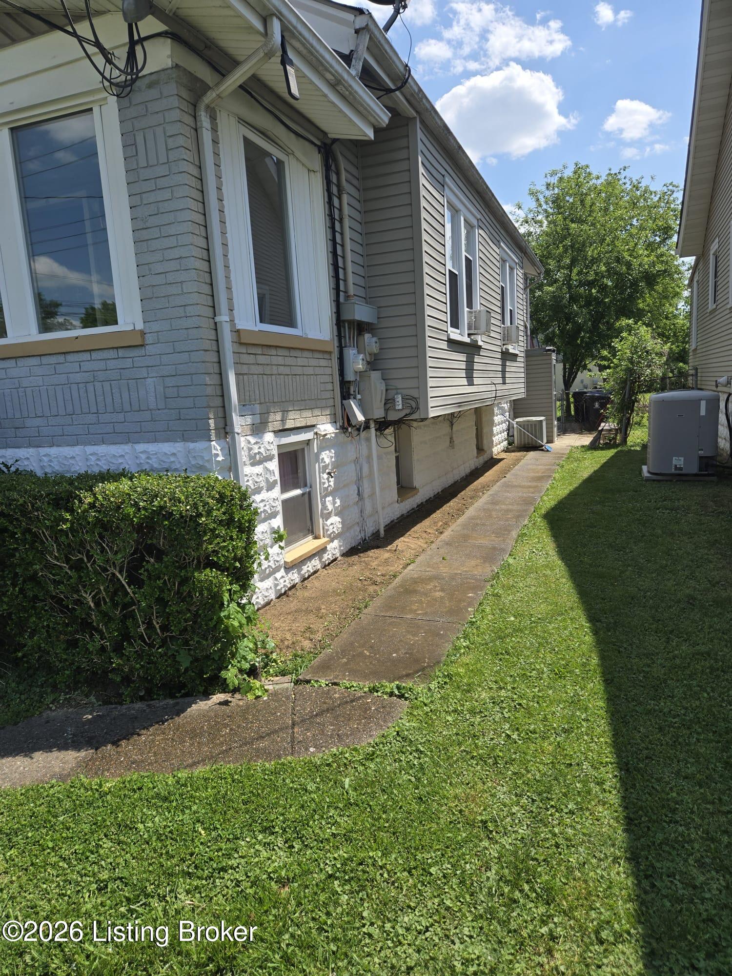 1052 Bluegrass Ave Property Photo 3