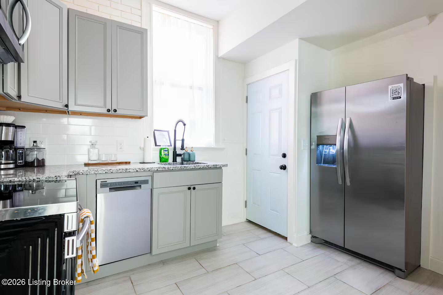 1222 E Broadway Property Photo 5
