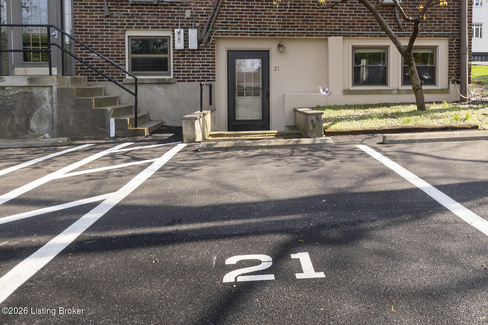 2043 Douglass Blvd Apt 21 Property Photo 2