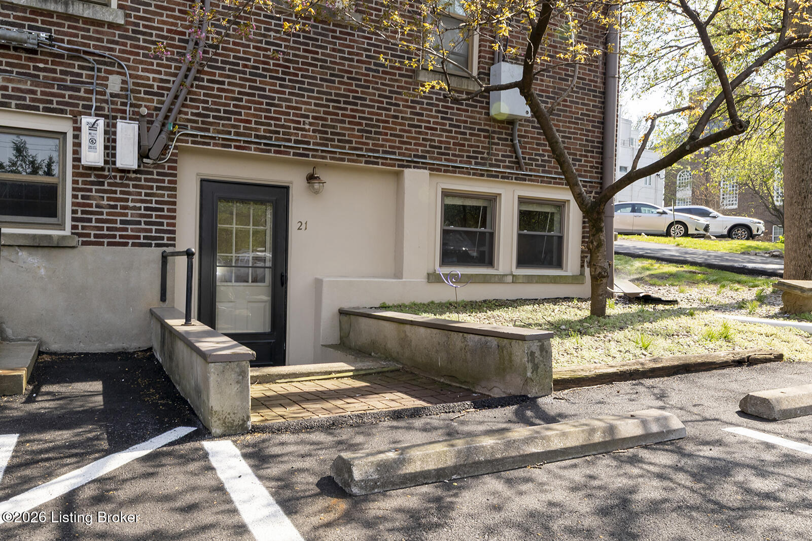 2043 Douglass Blvd Apt 21 Property Photo 4
