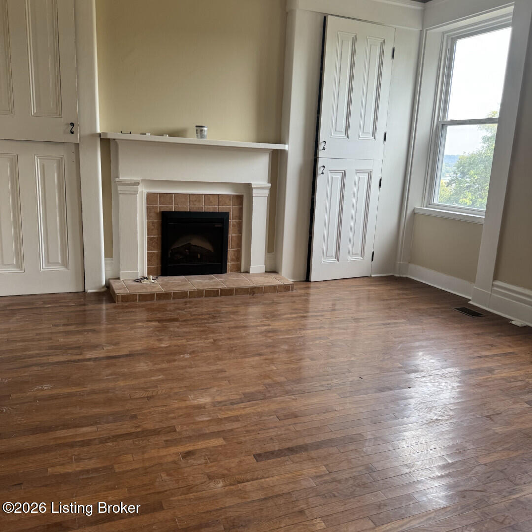 315 W 3rd St Property Photo 8