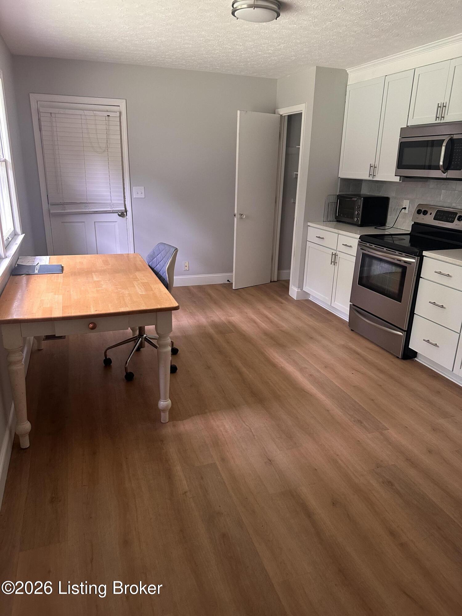 602 W Broadway St Property Photo 4