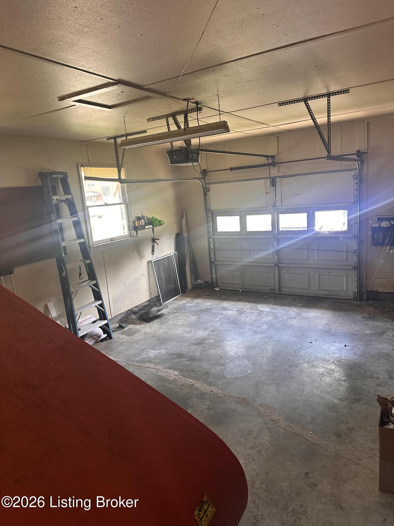 602 W Broadway St Property Photo 14
