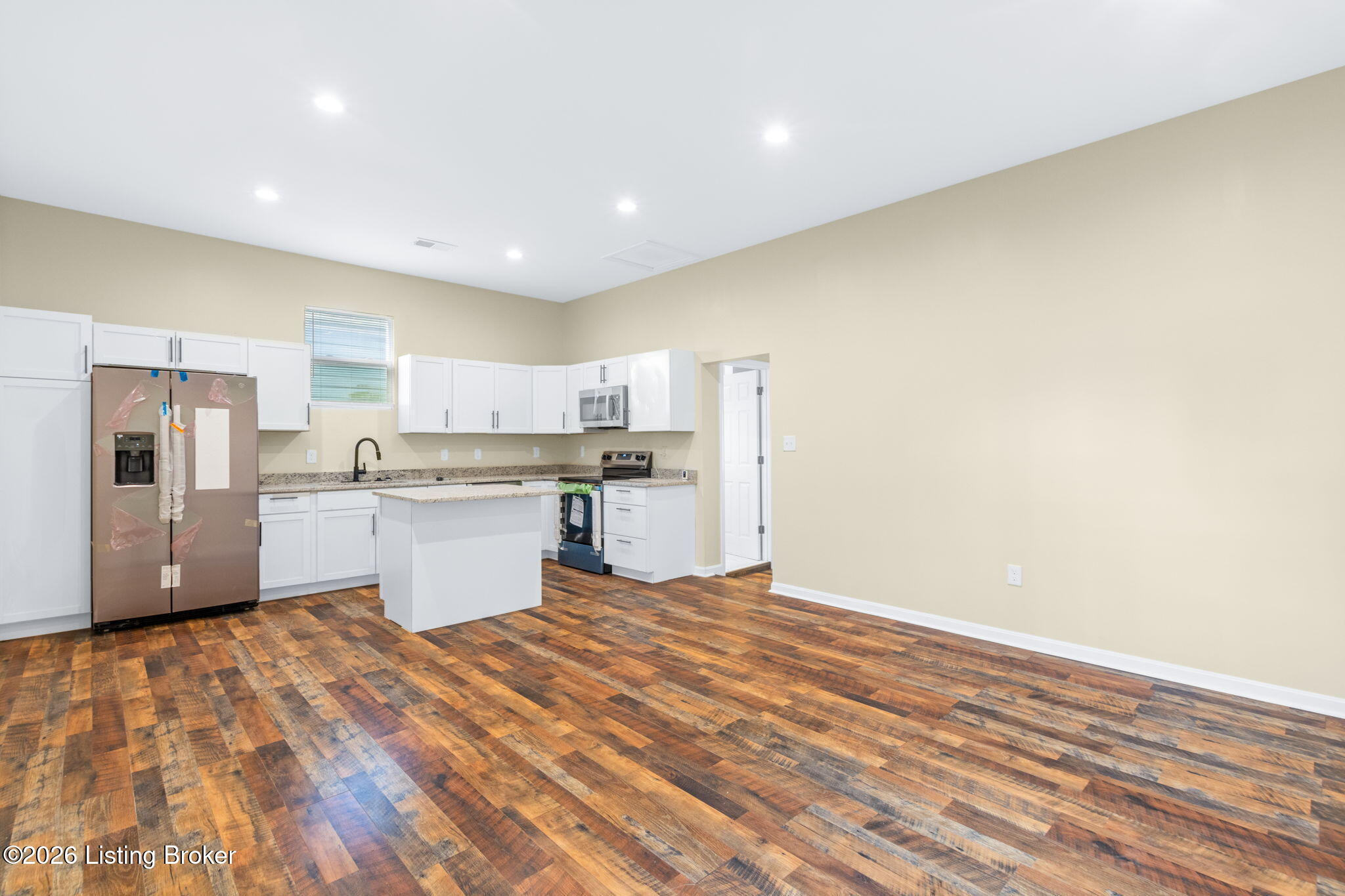2403 Bank St Property Photo 5