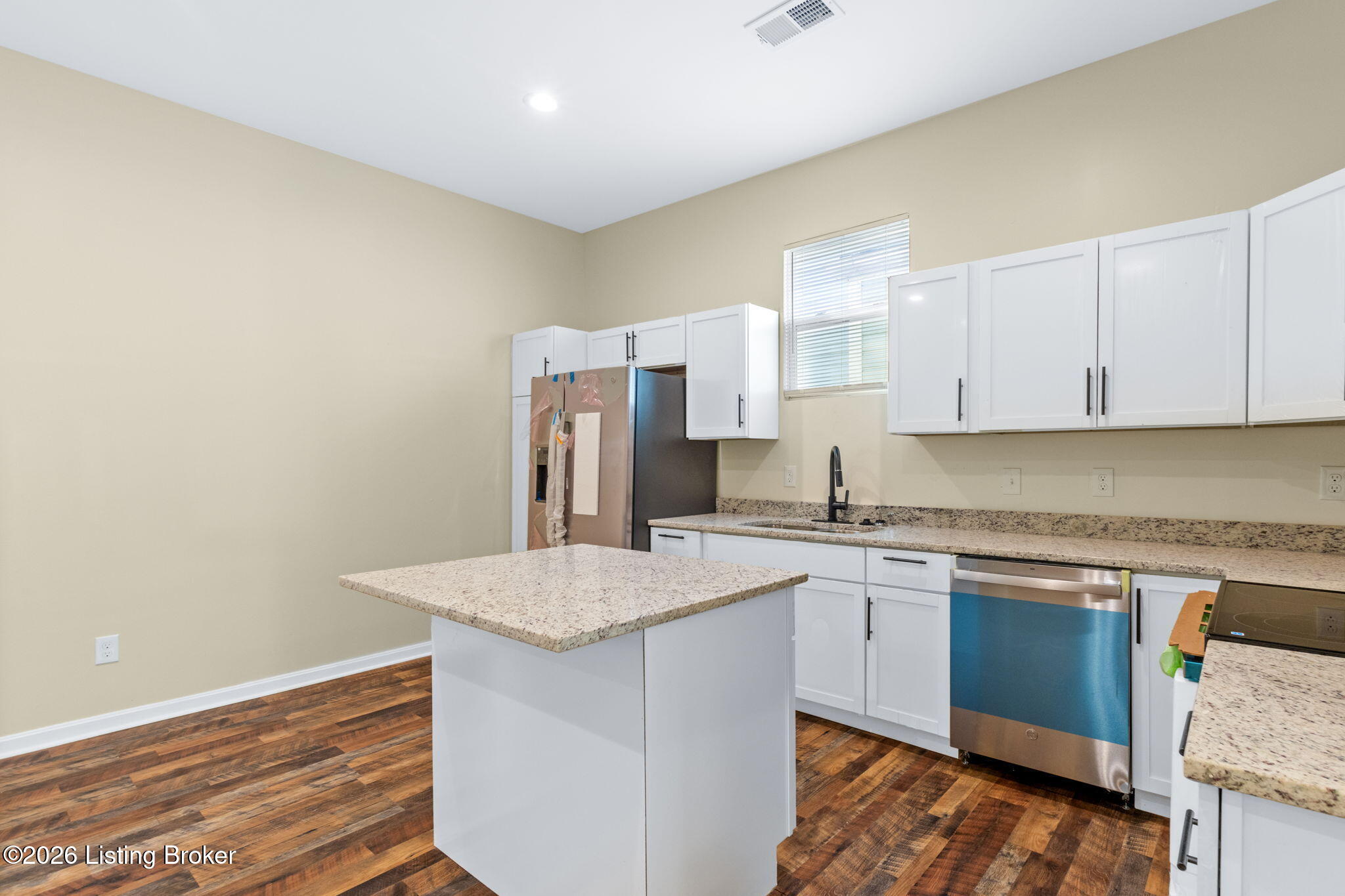 2403 Bank St Property Photo 8