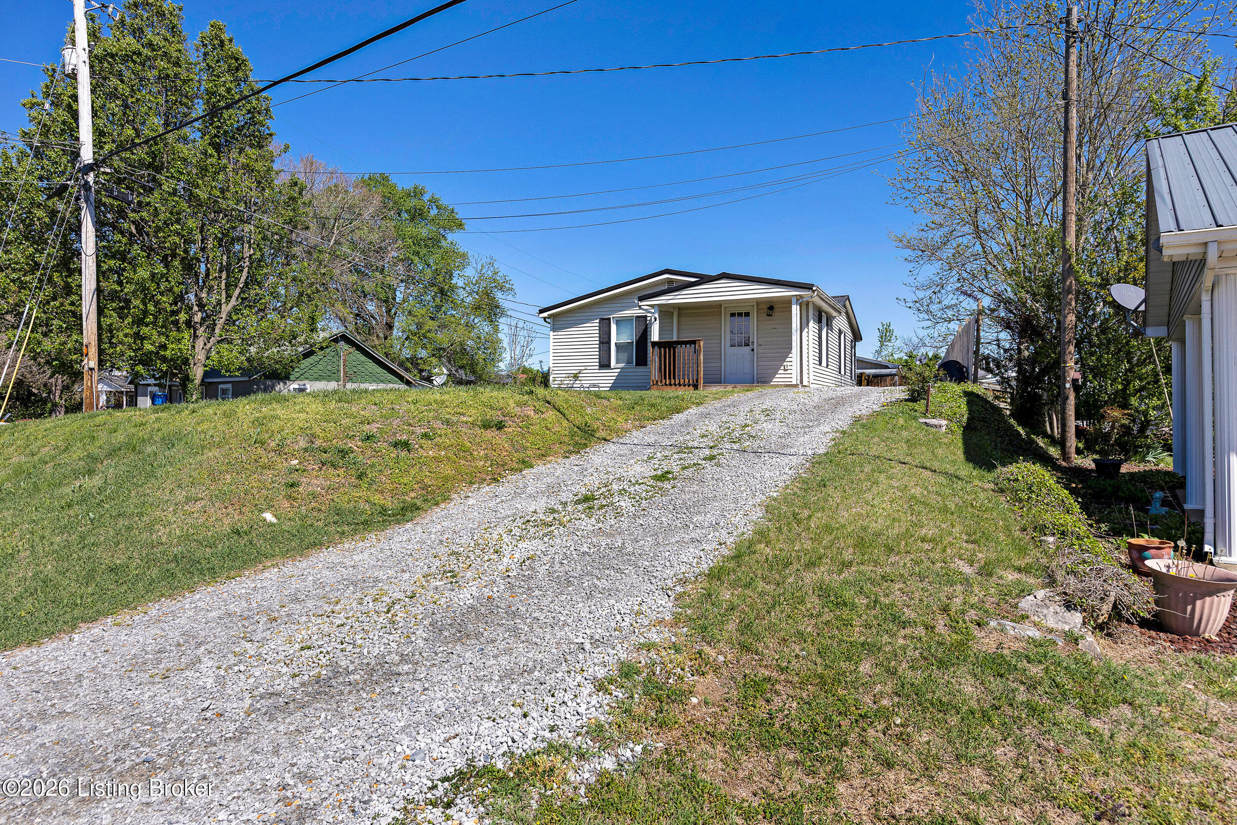 810 Legion Park Rd Property Photo 3