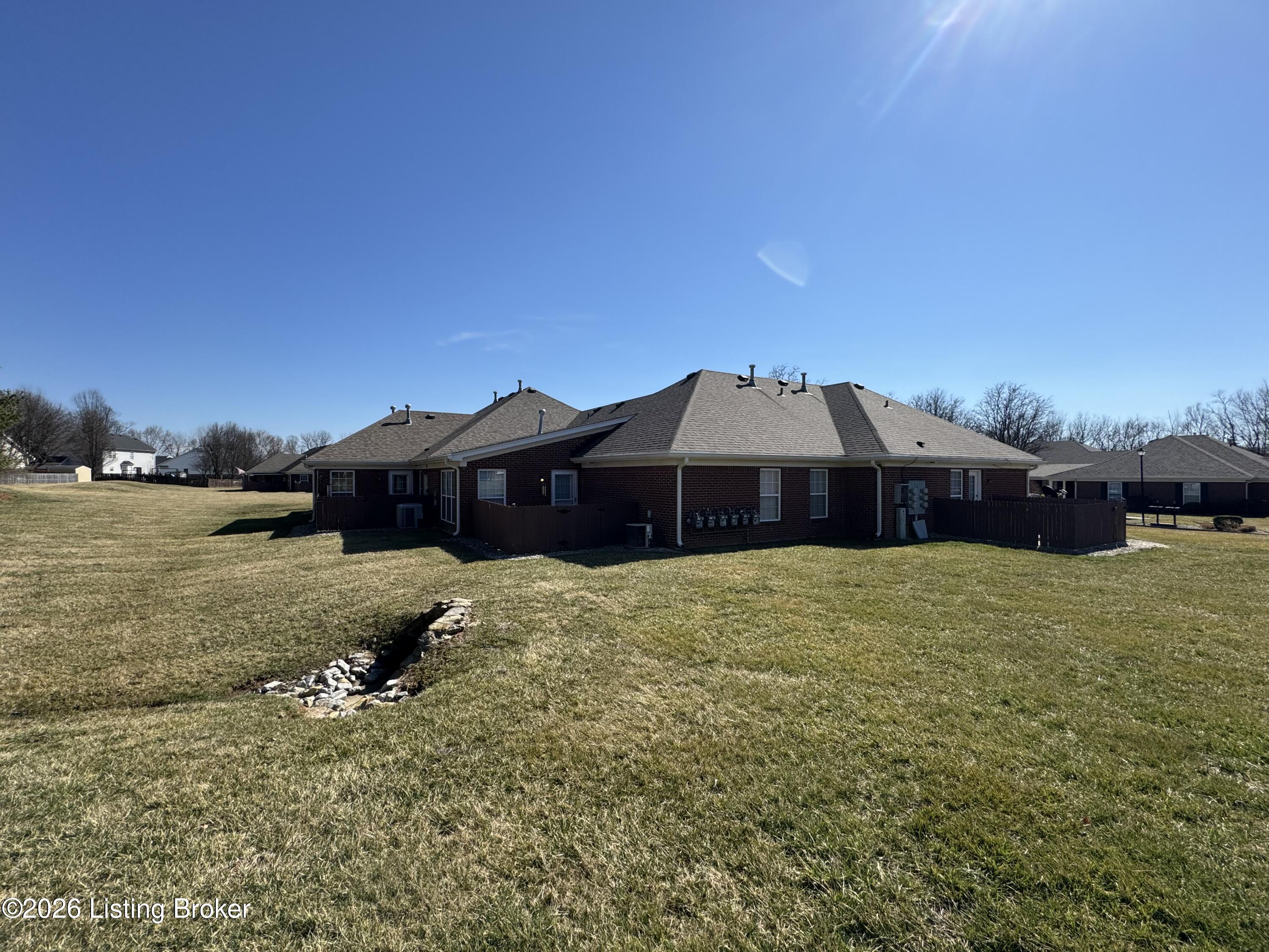 828 Garden Pointe Dr Property Photo 4