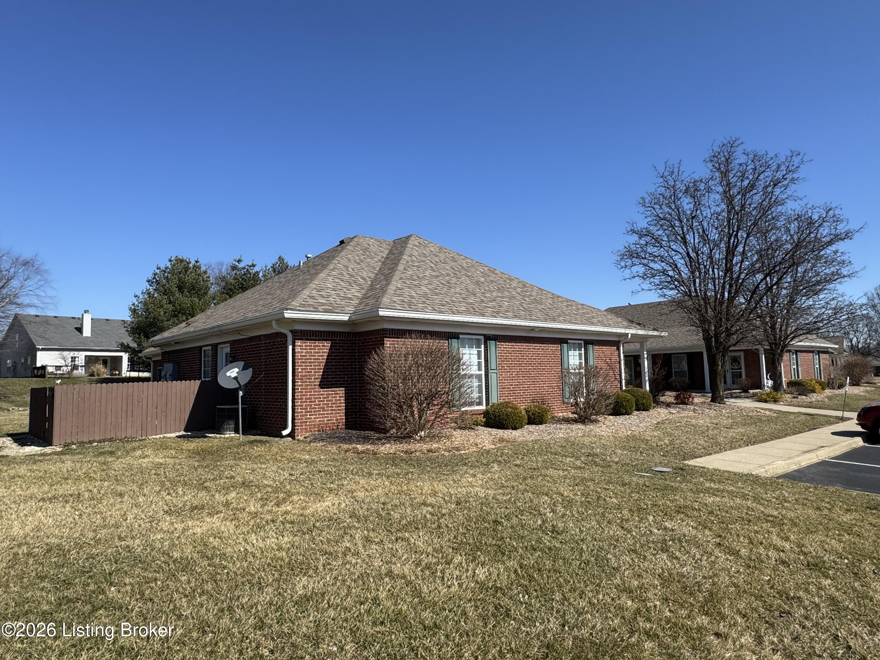 828 Garden Pointe Dr Property Photo 5